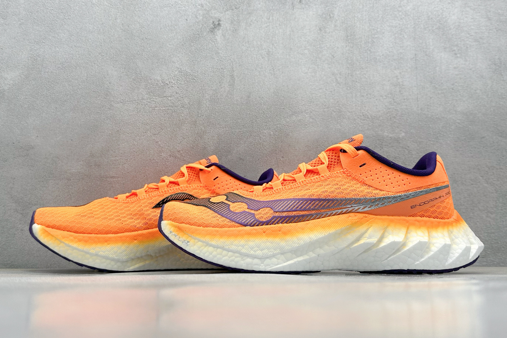 Saucony Triumph PRO 啡鹏4 旗舰级缓震型跑鞋
更换板材PWRRUN HG上底层