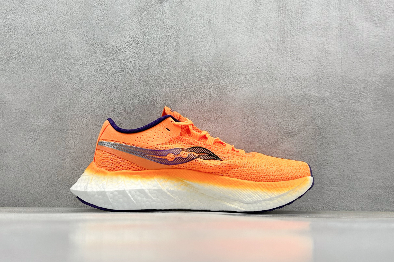 Saucony Triumph PRO 啡鹏4 旗舰级缓震型跑鞋
更换板材PWRRUN HG上底层