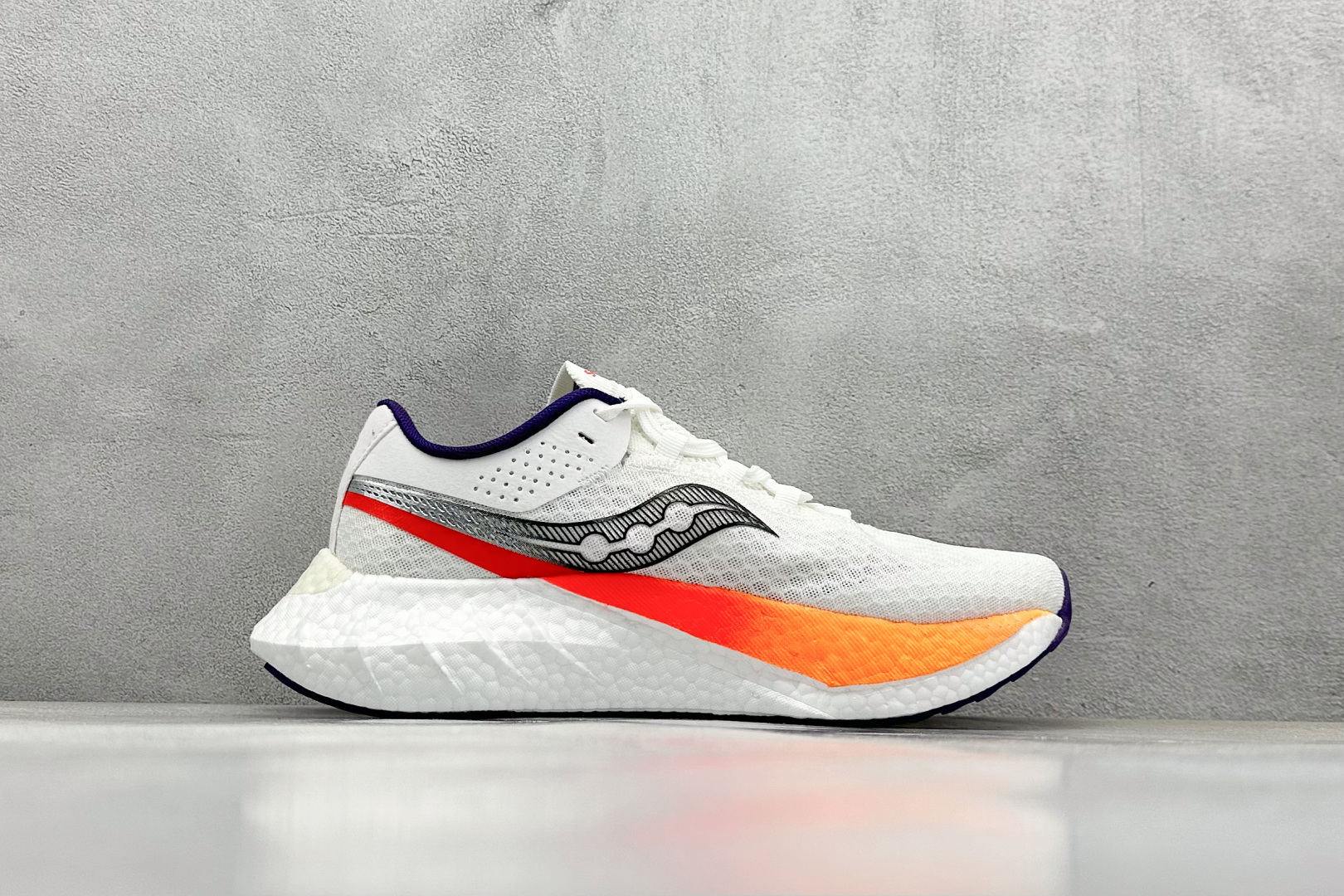 Saucony Triumph PRO 啡鹏4 旗舰级缓震型跑鞋
更换板材PWRRUN HG上底层