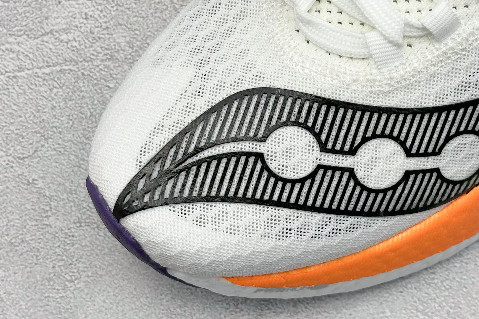 Saucony Triumph PRO 啡鹏4 旗舰级缓震型跑鞋
更换板材PWRRUN HG上底层