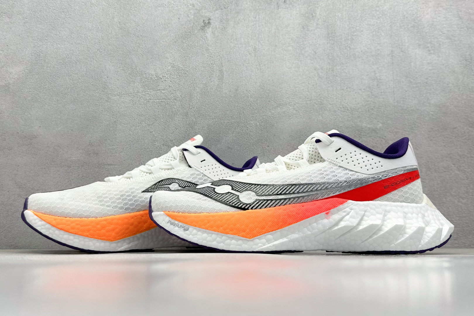 Saucony Triumph PRO 啡鹏4 旗舰级缓震型跑鞋
更换板材PWRRUN HG上底层