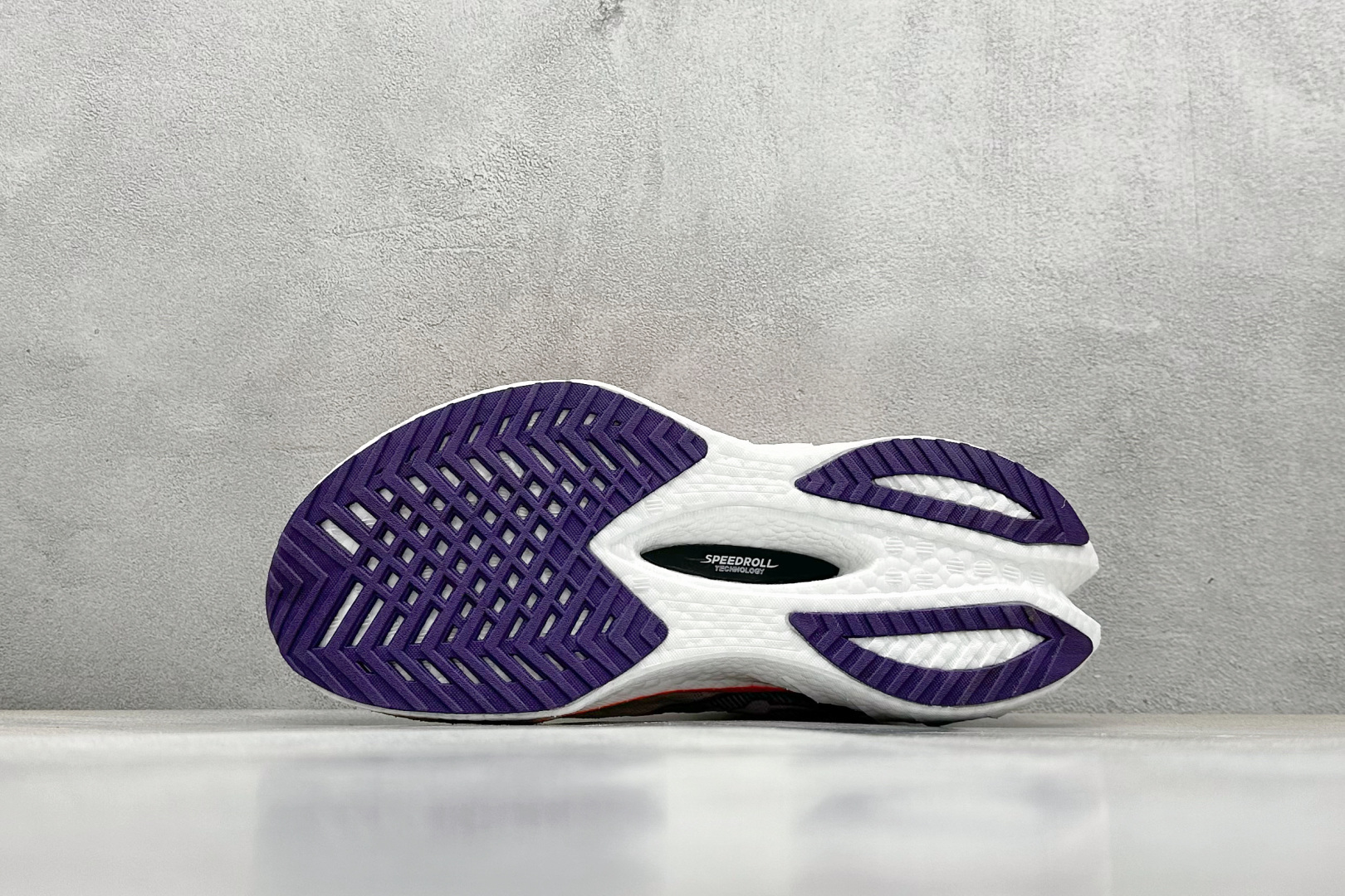 Saucony Triumph PRO 啡鹏4 旗舰级缓震型跑鞋
更换板材PWRRUN HG上底层