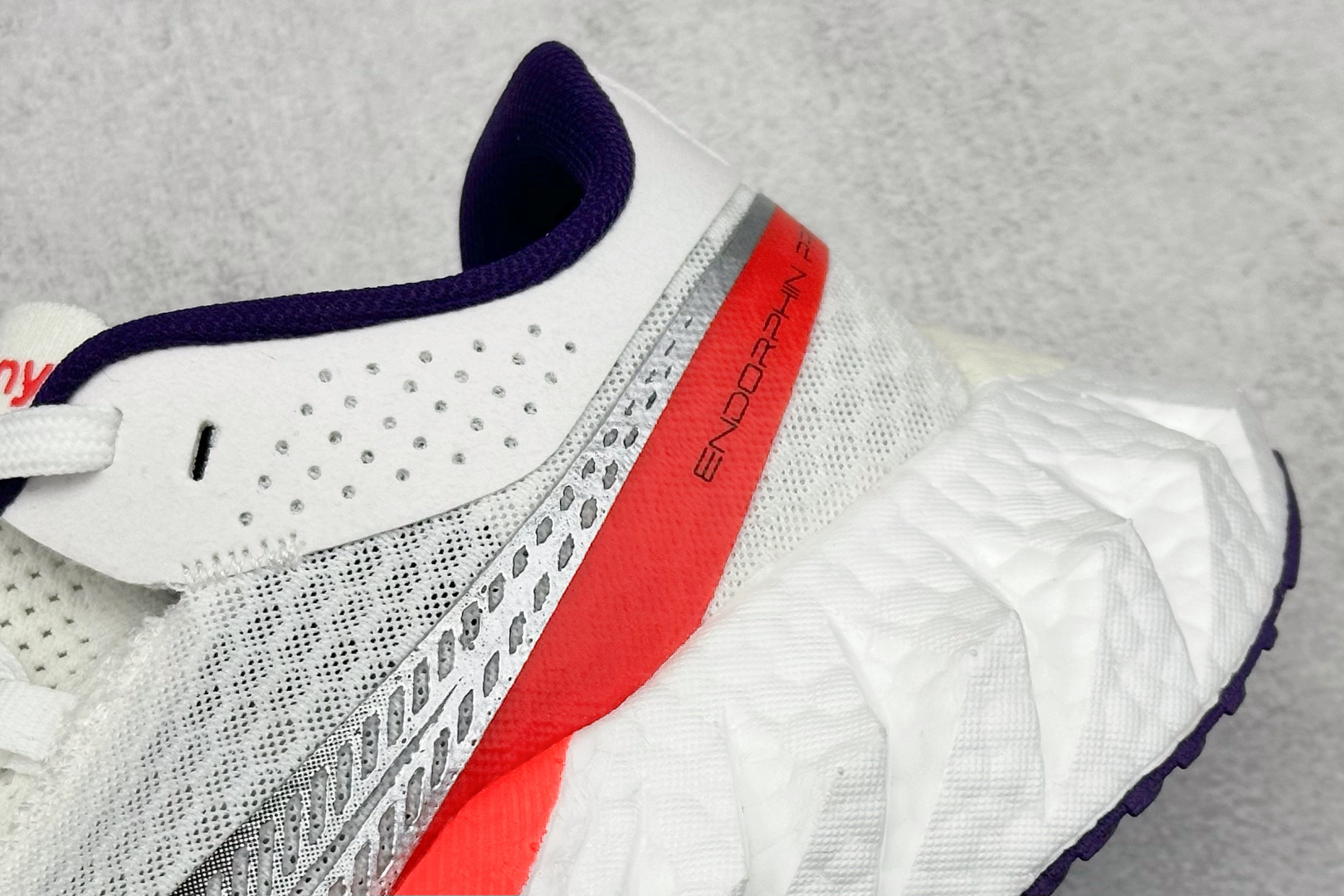 Saucony Triumph PRO 啡鹏4 旗舰级缓震型跑鞋
更换板材PWRRUN HG上底层