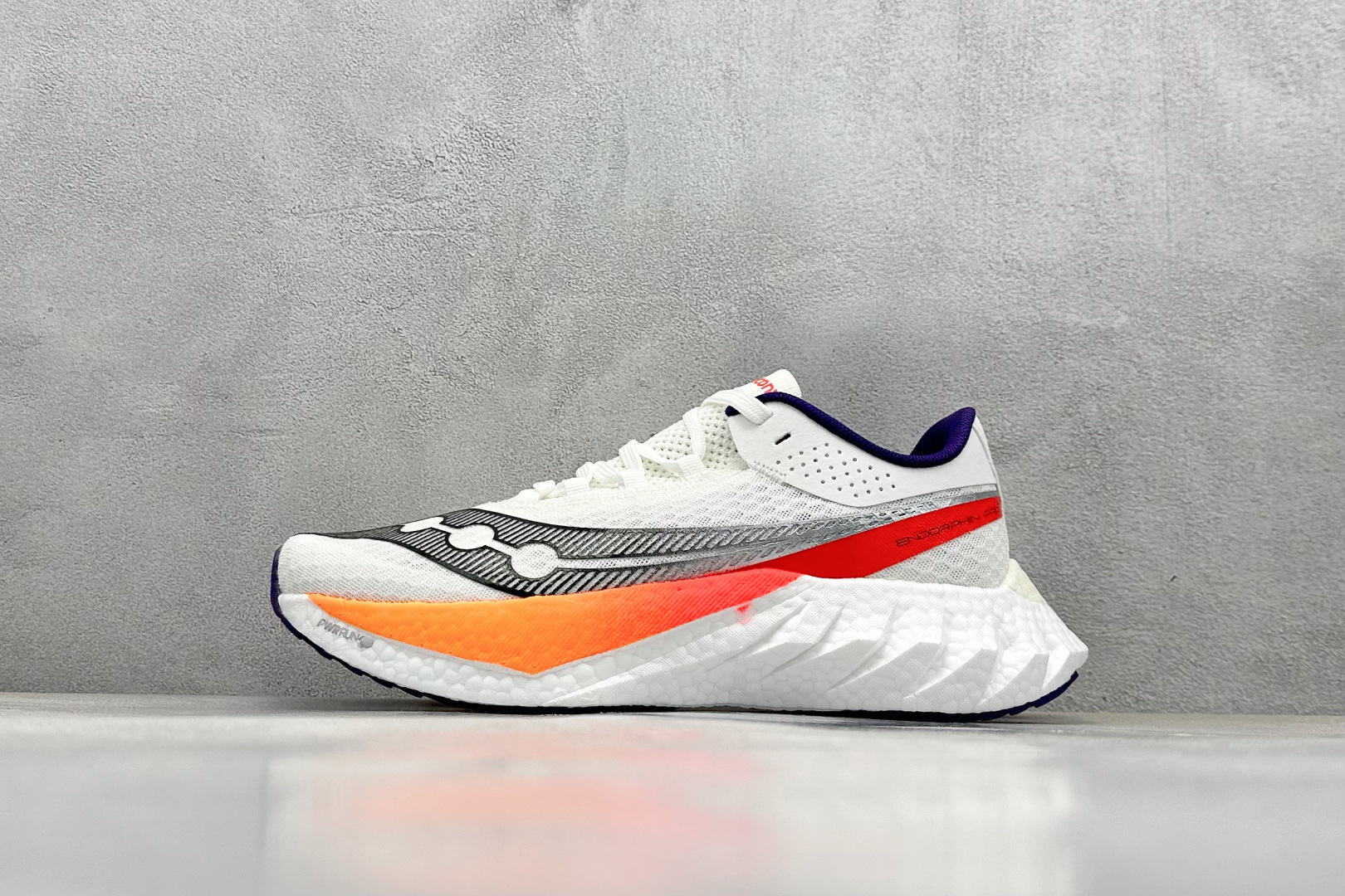 Saucony Triumph PRO 啡鹏4 旗舰级缓震型跑鞋
更换板材PWRRUN HG上底层