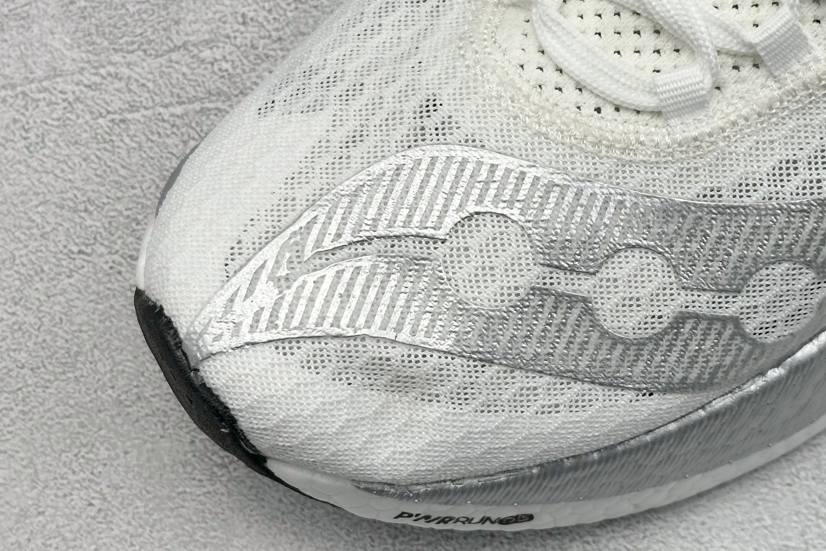 Saucony Triumph PRO 啡鹏4 旗舰级缓震型跑鞋
更换板材PWRRUN HG上底层
