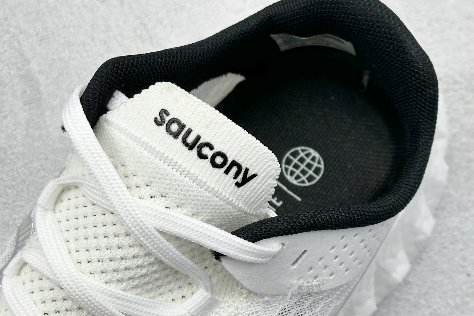 Saucony Triumph PRO 啡鹏4 旗舰级缓震型跑鞋
更换板材PWRRUN HG上底层