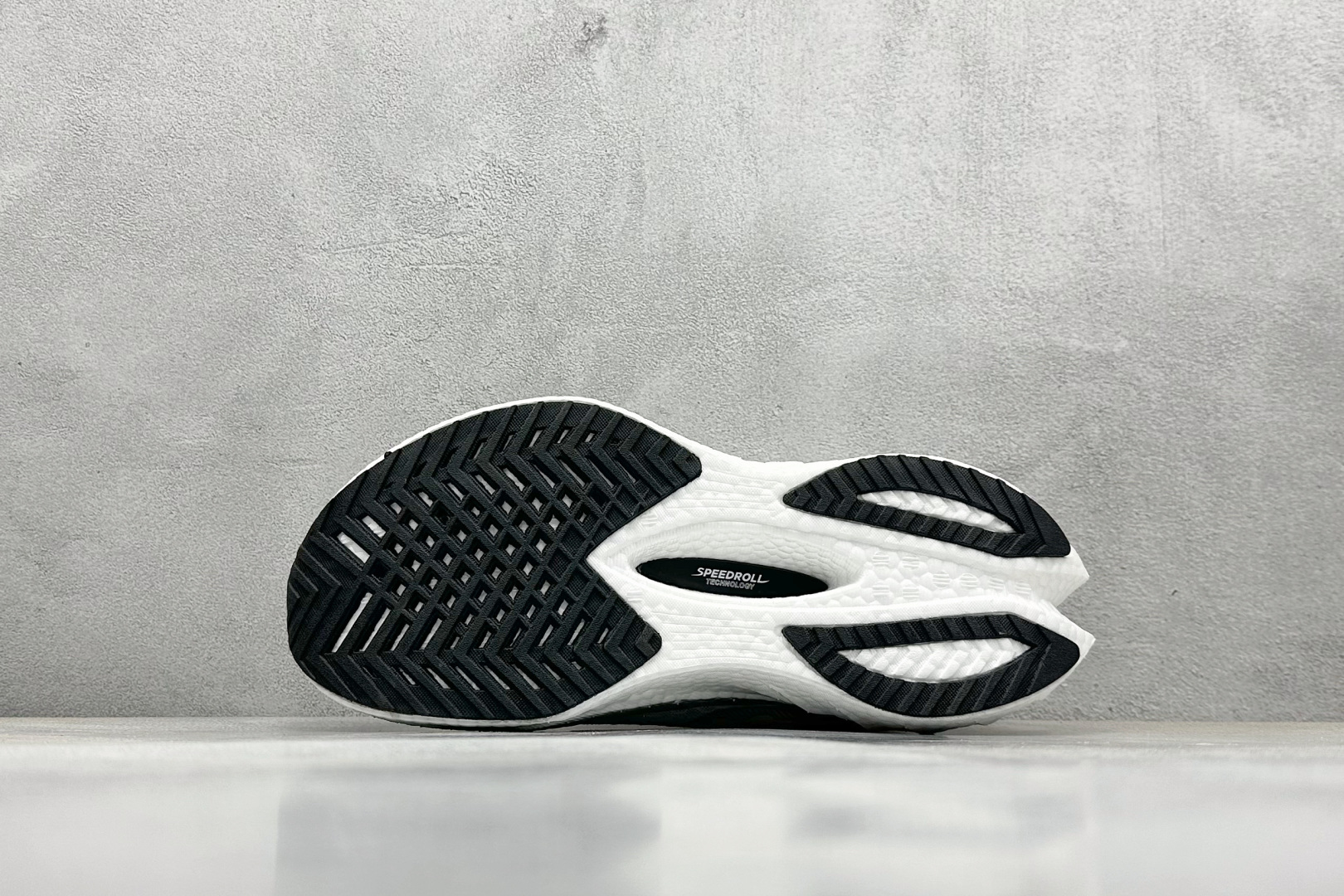 Saucony Triumph PRO 啡鹏4 旗舰级缓震型跑鞋
更换板材PWRRUN HG上底层