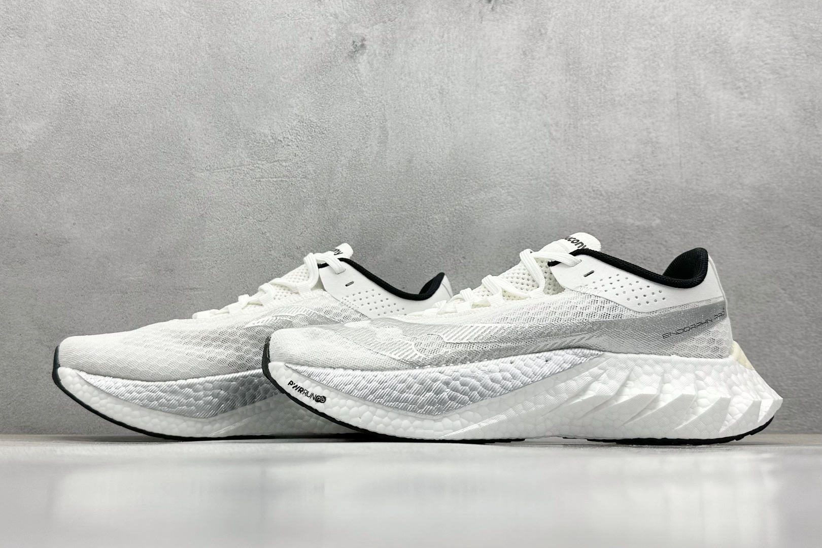 Saucony Triumph PRO 啡鹏4 旗舰级缓震型跑鞋
更换板材PWRRUN HG上底层
