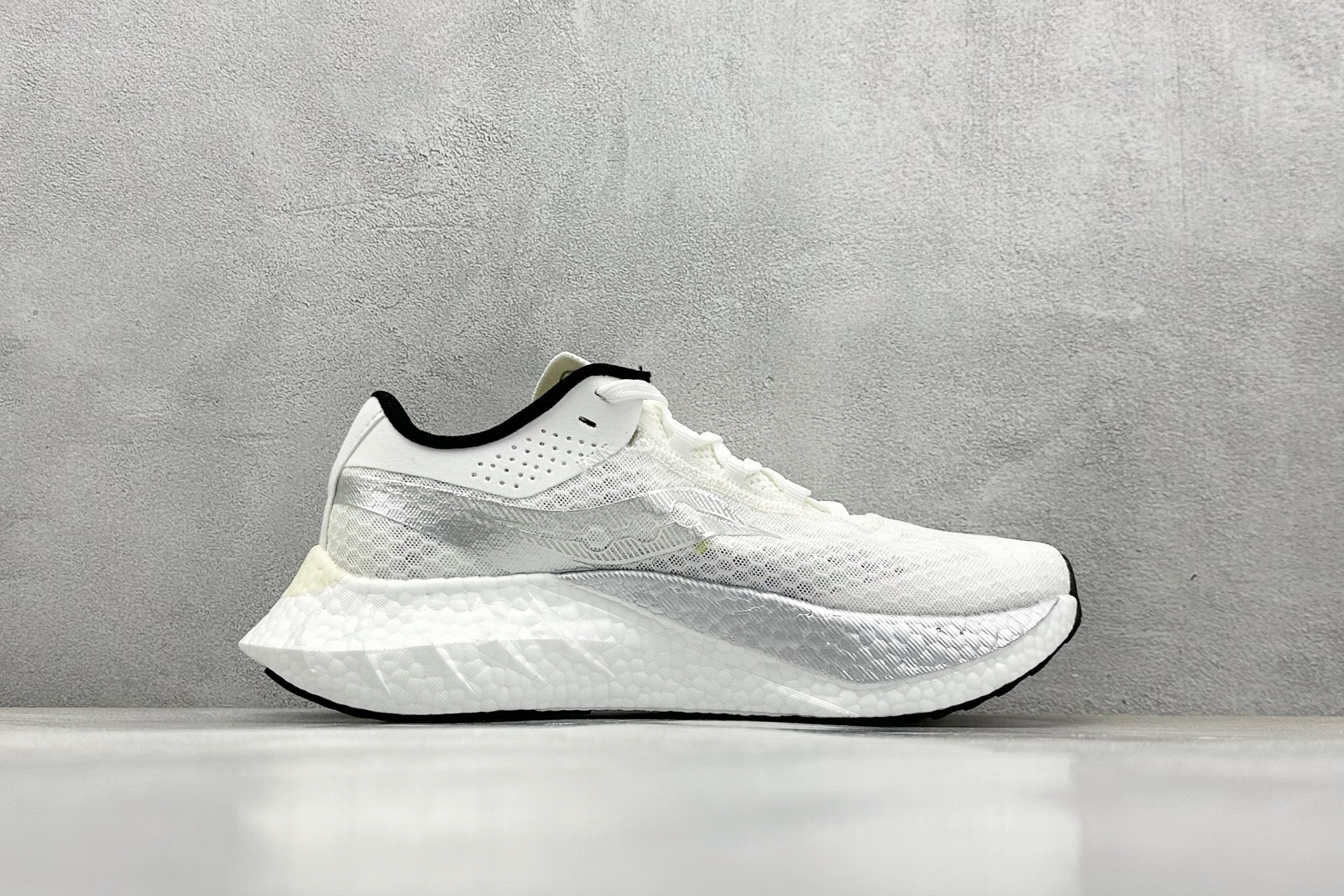 Saucony Triumph PRO 啡鹏4 旗舰级缓震型跑鞋
更换板材PWRRUN HG上底层