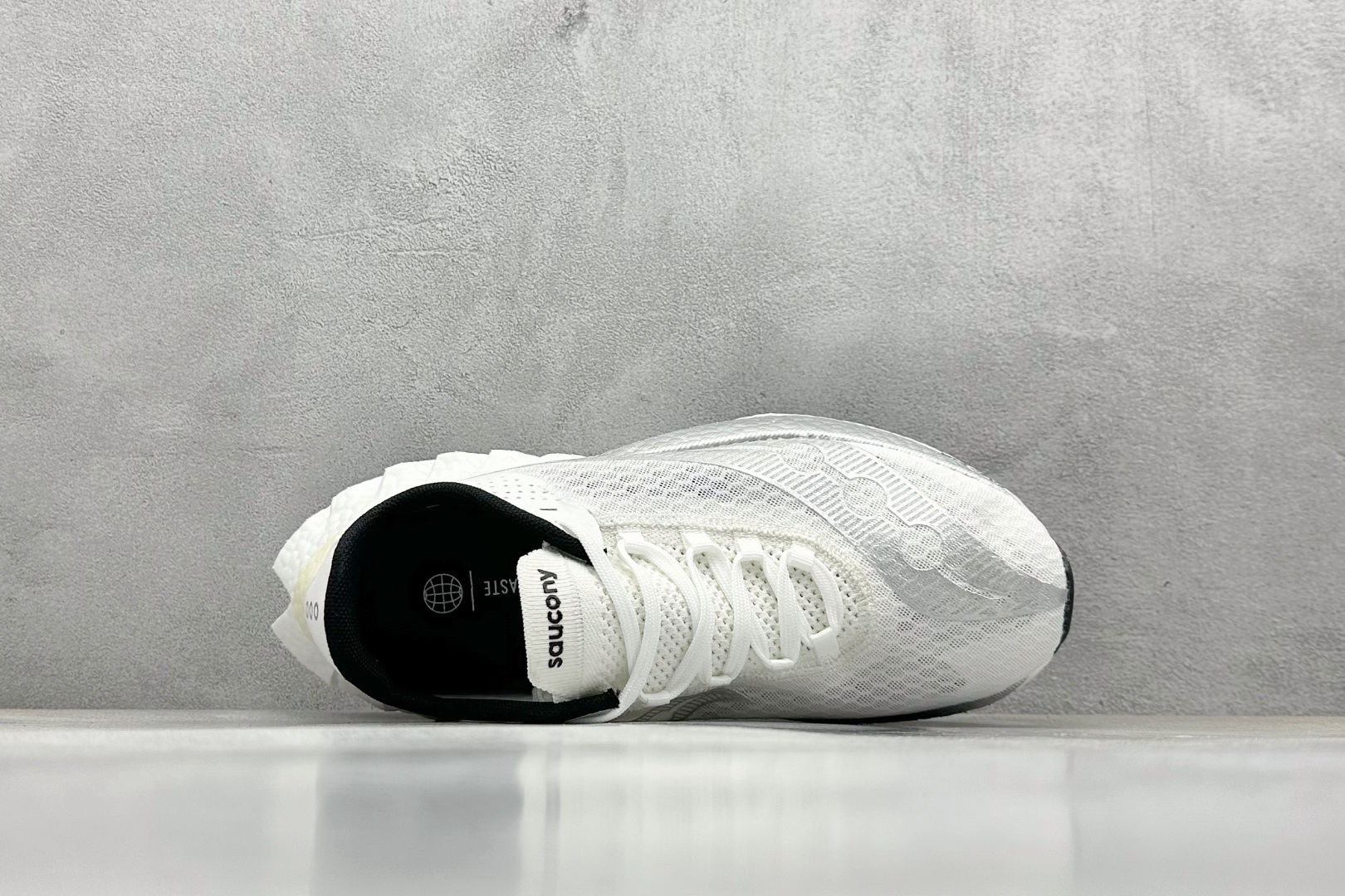 Saucony Triumph PRO 啡鹏4 旗舰级缓震型跑鞋
更换板材PWRRUN HG上底层