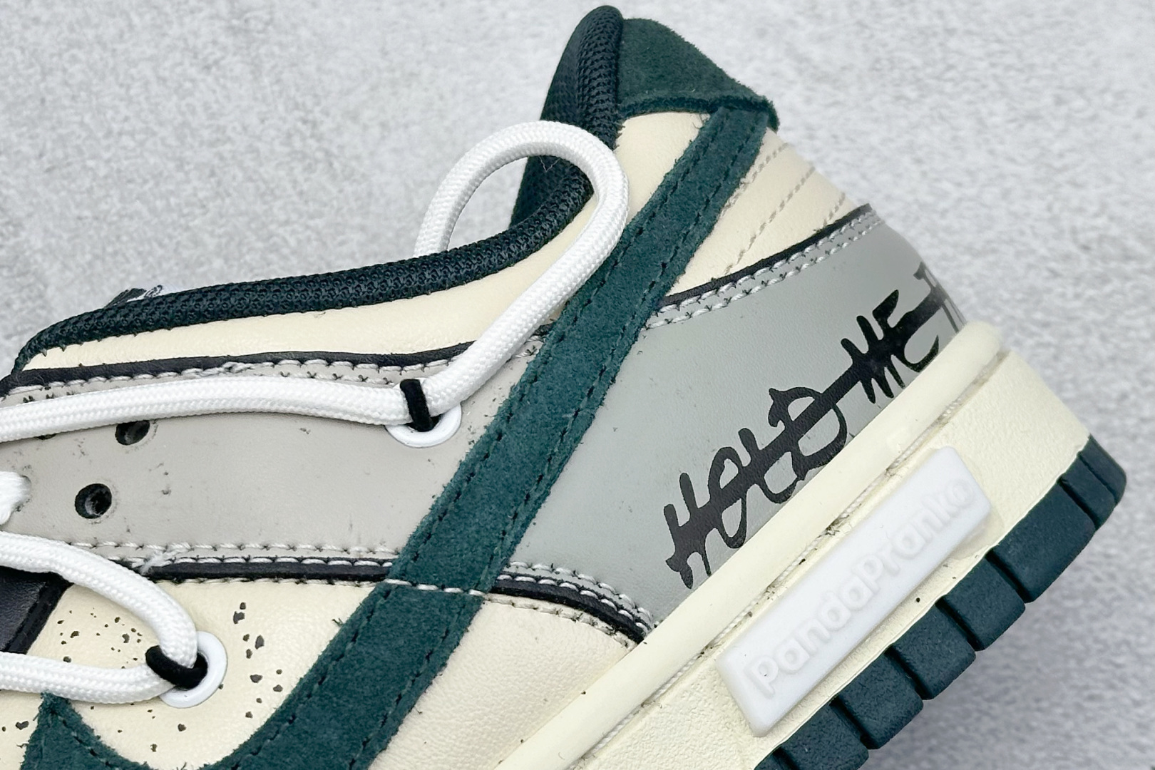  终端放店
FS版 Nike Dunk Low 星际迷航 绿棕
此款整体围绕熊猫恶作剧宇宙探索为主题设计