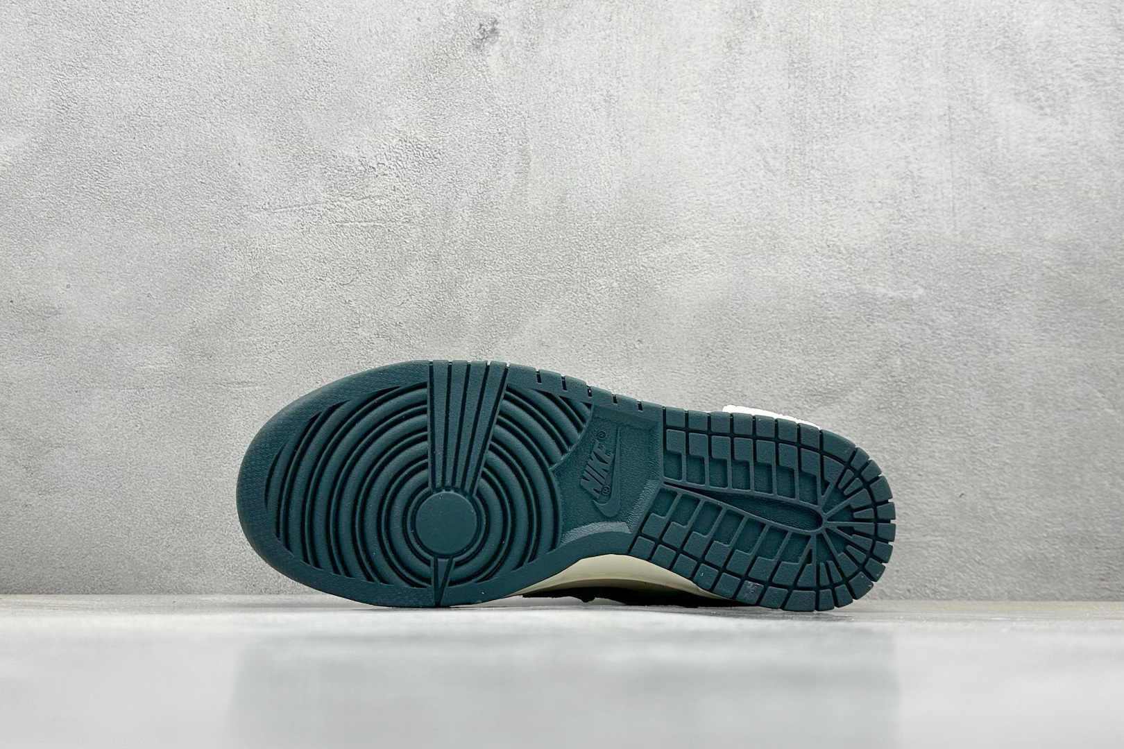  终端放店
FS版 Nike Dunk Low 星际迷航 绿棕
此款整体围绕熊猫恶作剧宇宙探索为主题设计