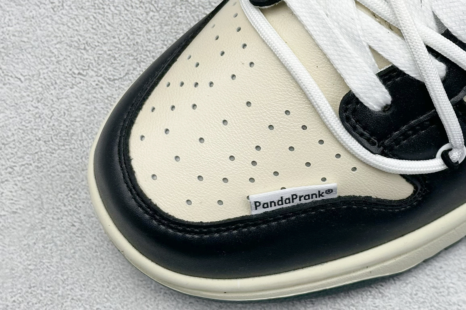  终端放店
FS版 Nike Dunk Low 星际迷航 绿棕
此款整体围绕熊猫恶作剧宇宙探索为主题设计