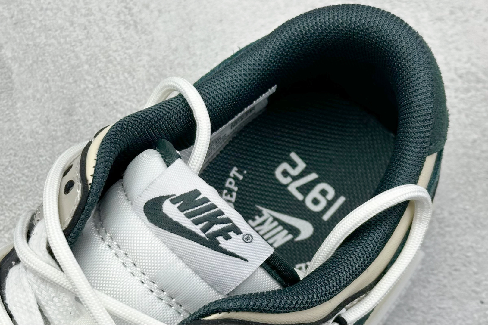  终端放店
FS版 Nike Dunk Low 星际迷航 绿棕
此款整体围绕熊猫恶作剧宇宙探索为主题设计