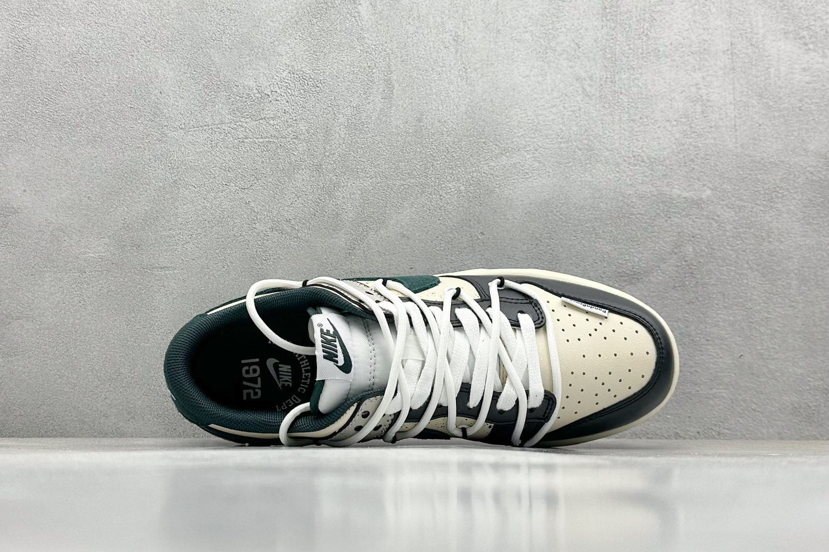  终端放店
FS版 Nike Dunk Low 星际迷航 绿棕
此款整体围绕熊猫恶作剧宇宙探索为主题设计