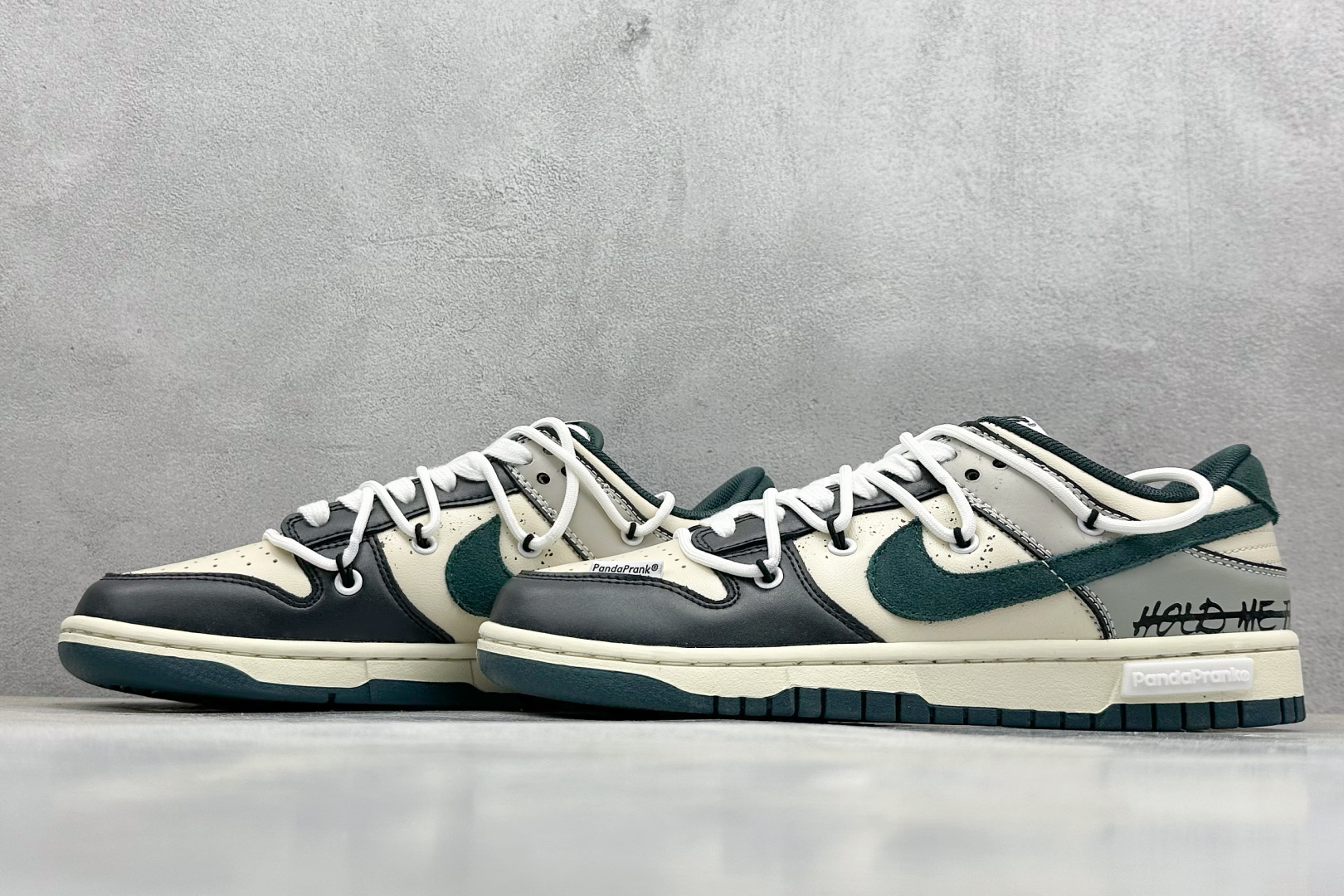  终端放店
FS版 Nike Dunk Low 星际迷航 绿棕
此款整体围绕熊猫恶作剧宇宙探索为主题设计