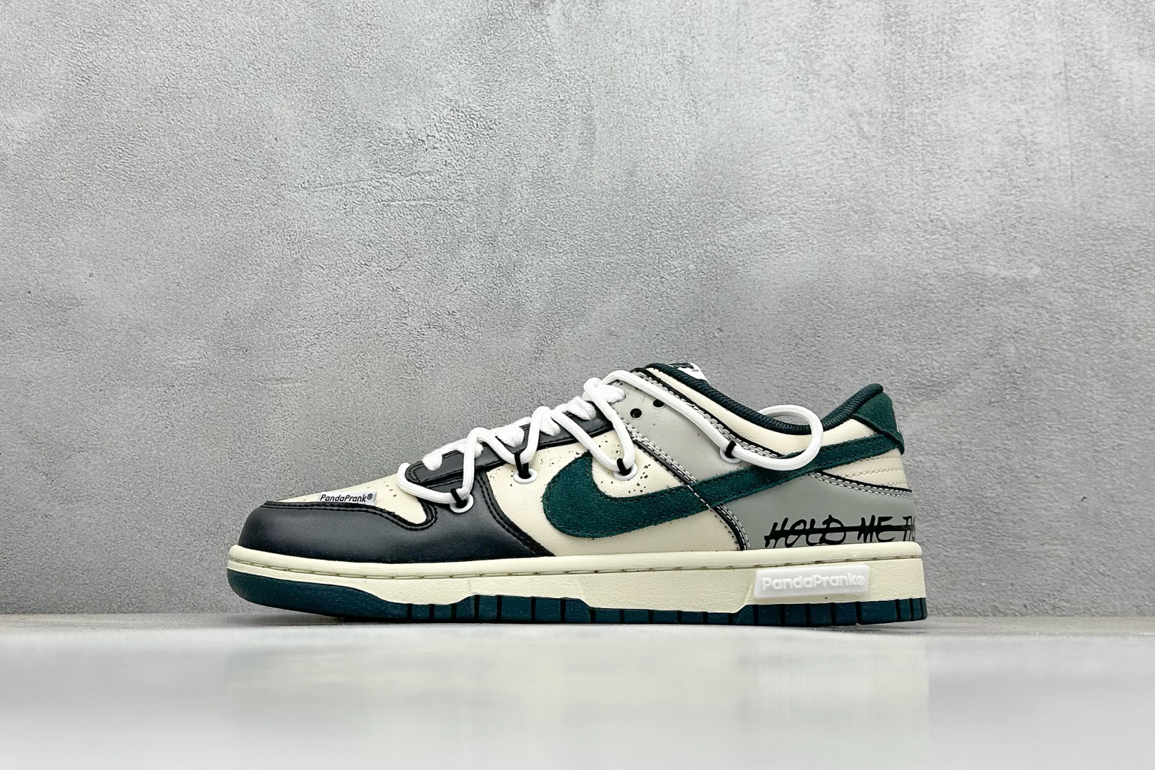  终端放店
FS版 Nike Dunk Low 星际迷航 绿棕
此款整体围绕熊猫恶作剧宇宙探索为主题设计