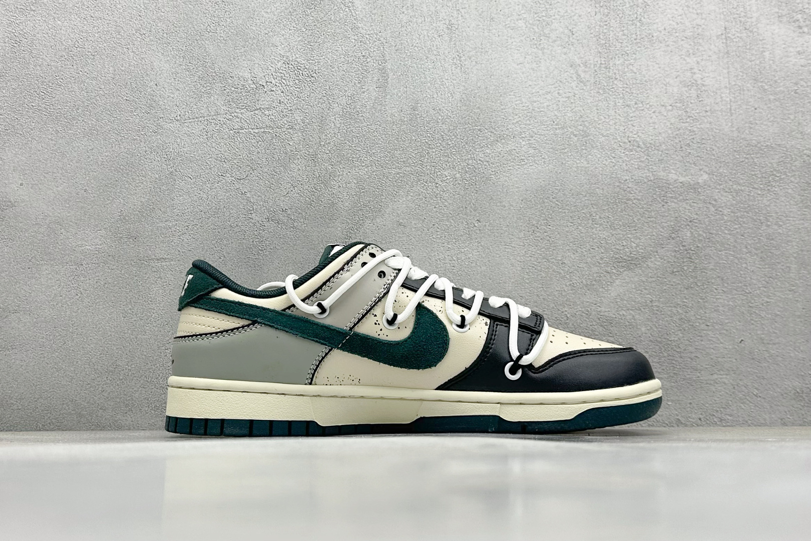  终端放店
FS版 Nike Dunk Low 星际迷航 绿棕
此款整体围绕熊猫恶作剧宇宙探索为主题设计