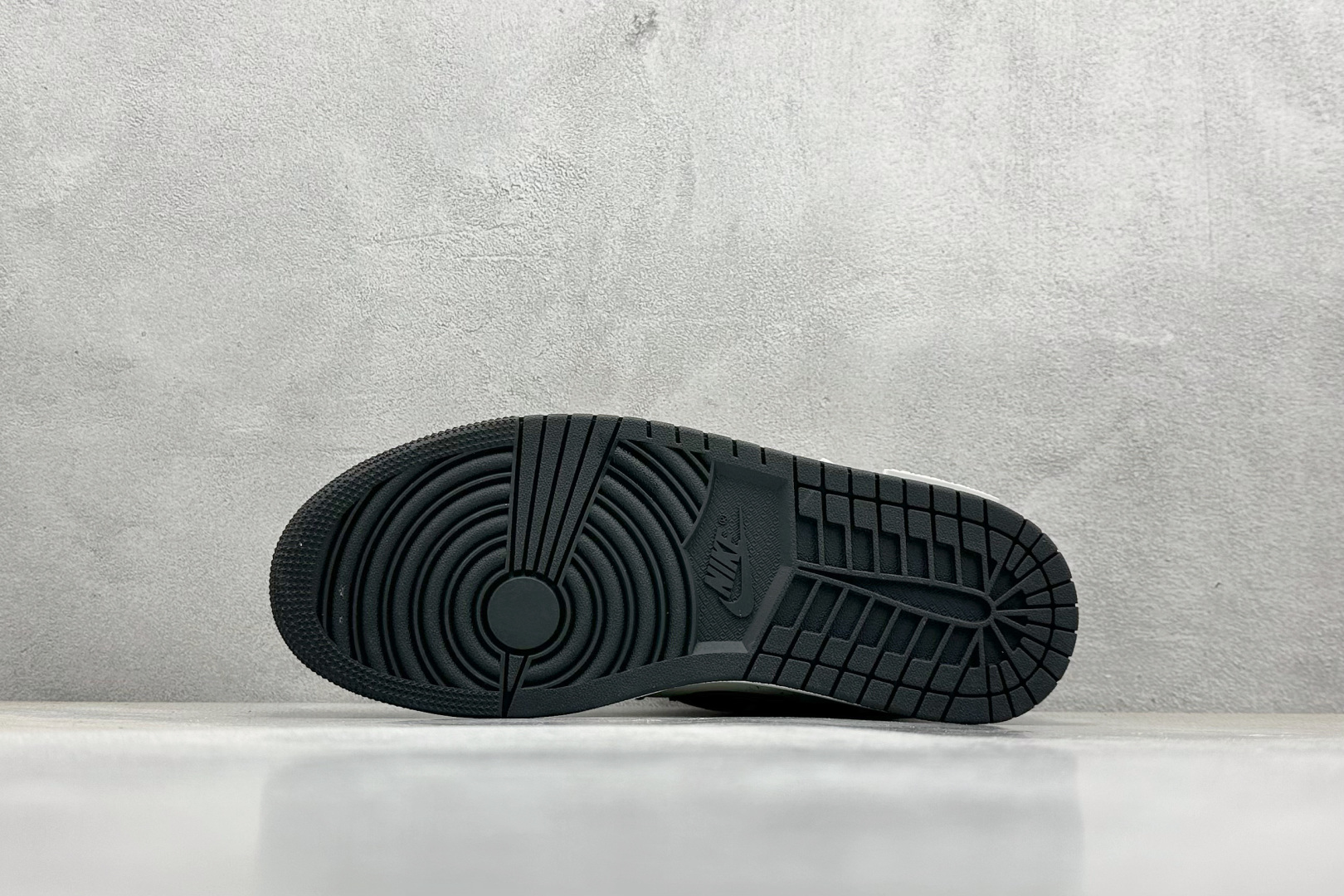  终端放店
FS版 Air Jordan 1 Low 绿叶浮渊 灰白
此款整体围绕熊猫恶作剧丛林穿越主题