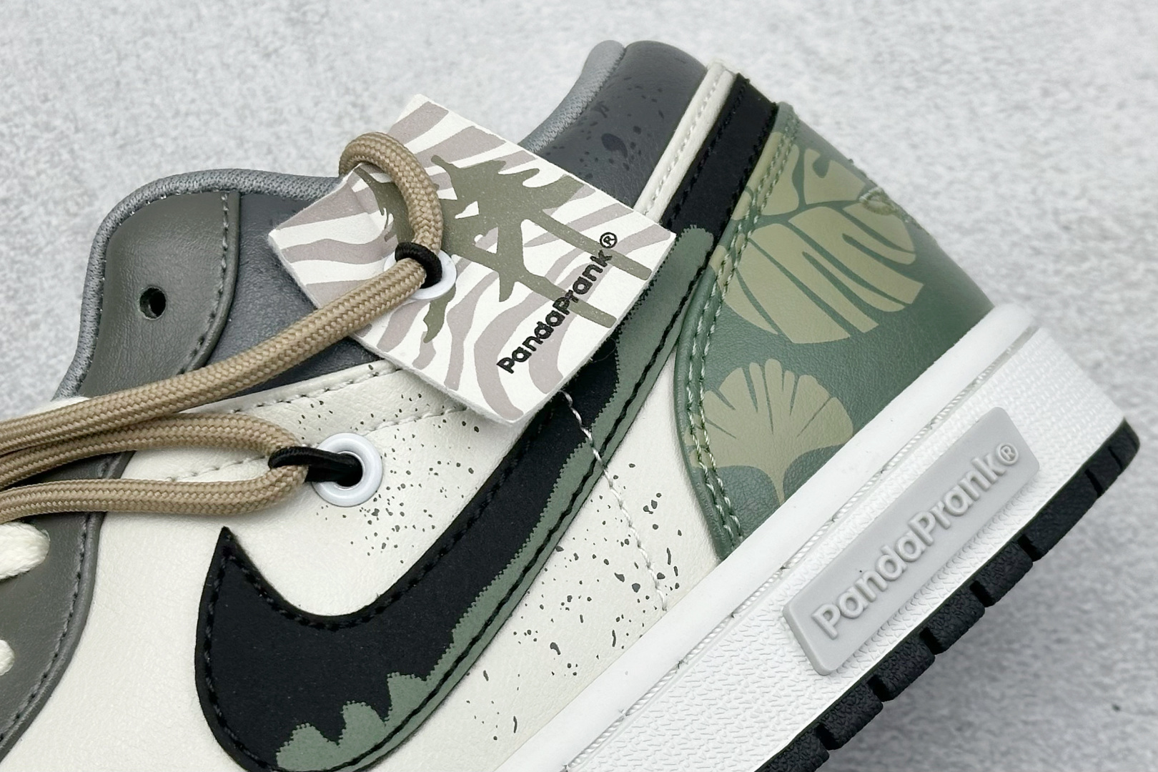  终端放店
FS版 Air Jordan 1 Low 绿叶浮渊 灰白
此款整体围绕熊猫恶作剧丛林穿越主题