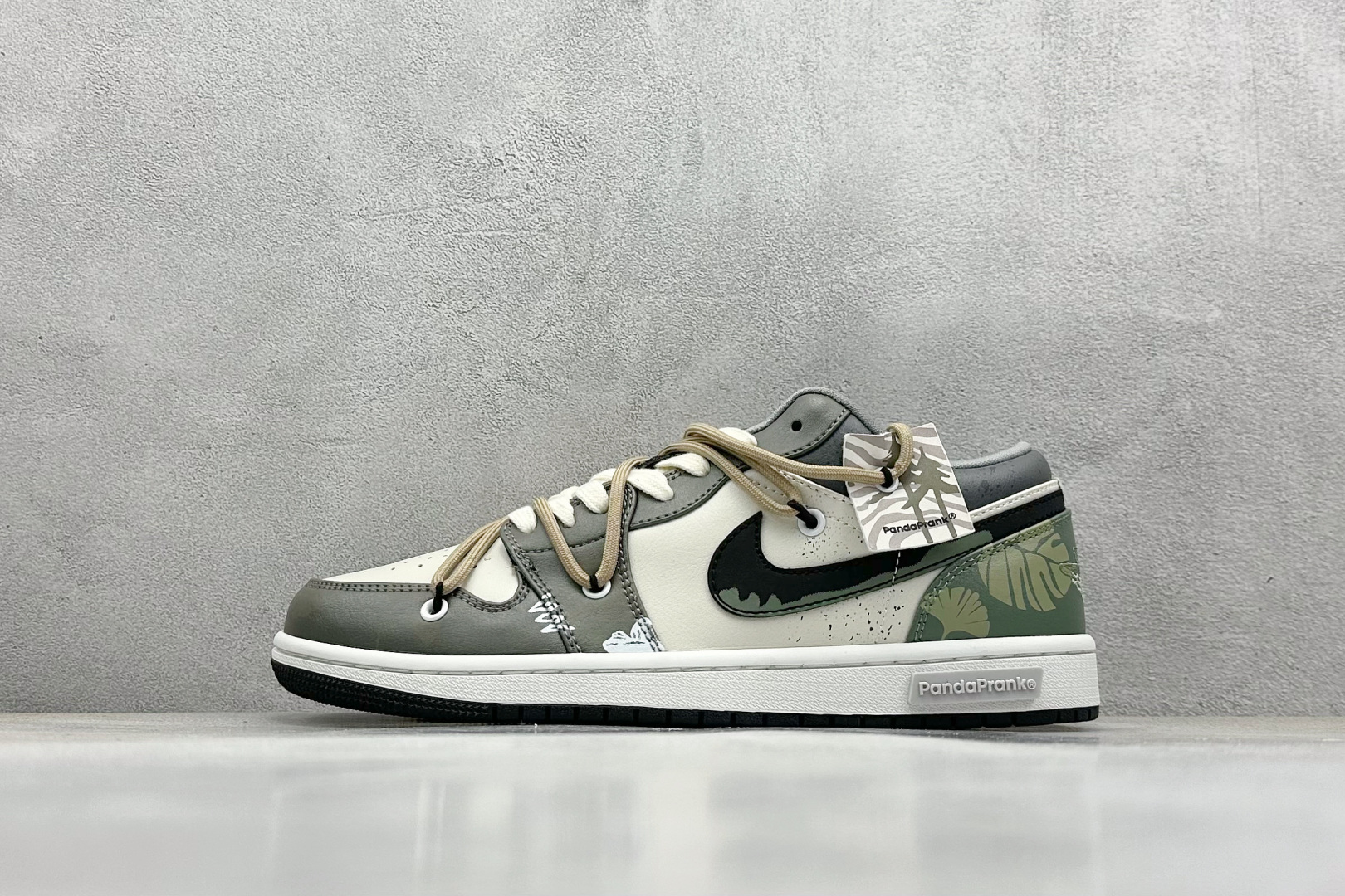  终端放店
FS版 Air Jordan 1 Low 绿叶浮渊 灰白
此款整体围绕熊猫恶作剧丛林穿越主题