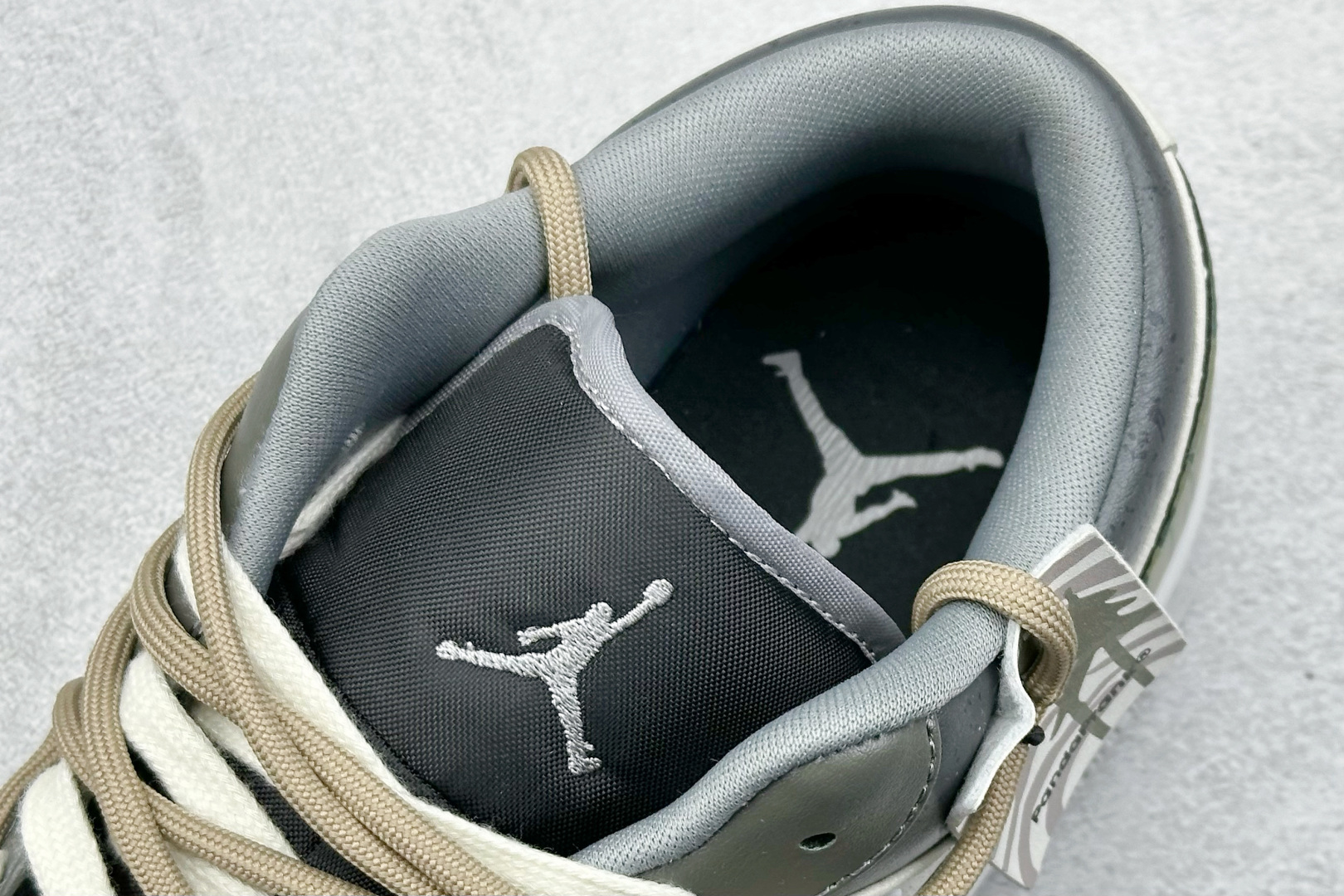  终端放店
FS版 Air Jordan 1 Low 绿叶浮渊 灰白
此款整体围绕熊猫恶作剧丛林穿越主题