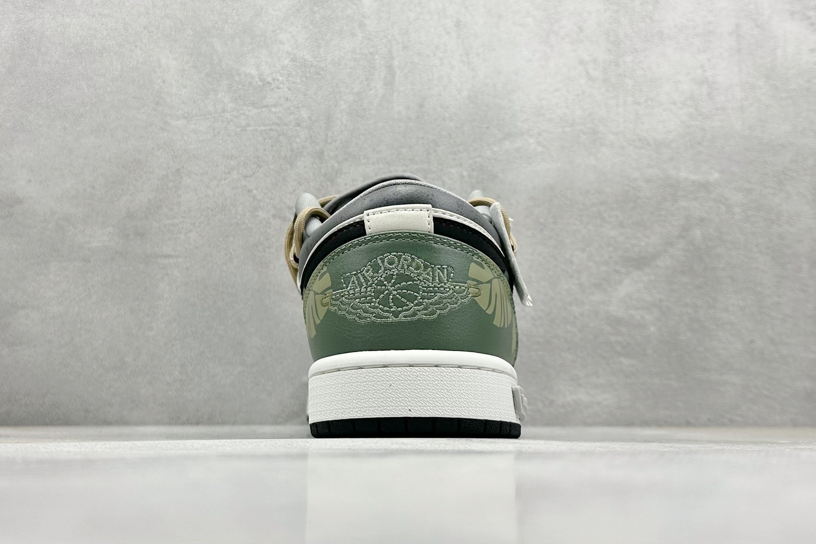  终端放店
FS版 Air Jordan 1 Low 绿叶浮渊 灰白
此款整体围绕熊猫恶作剧丛林穿越主题