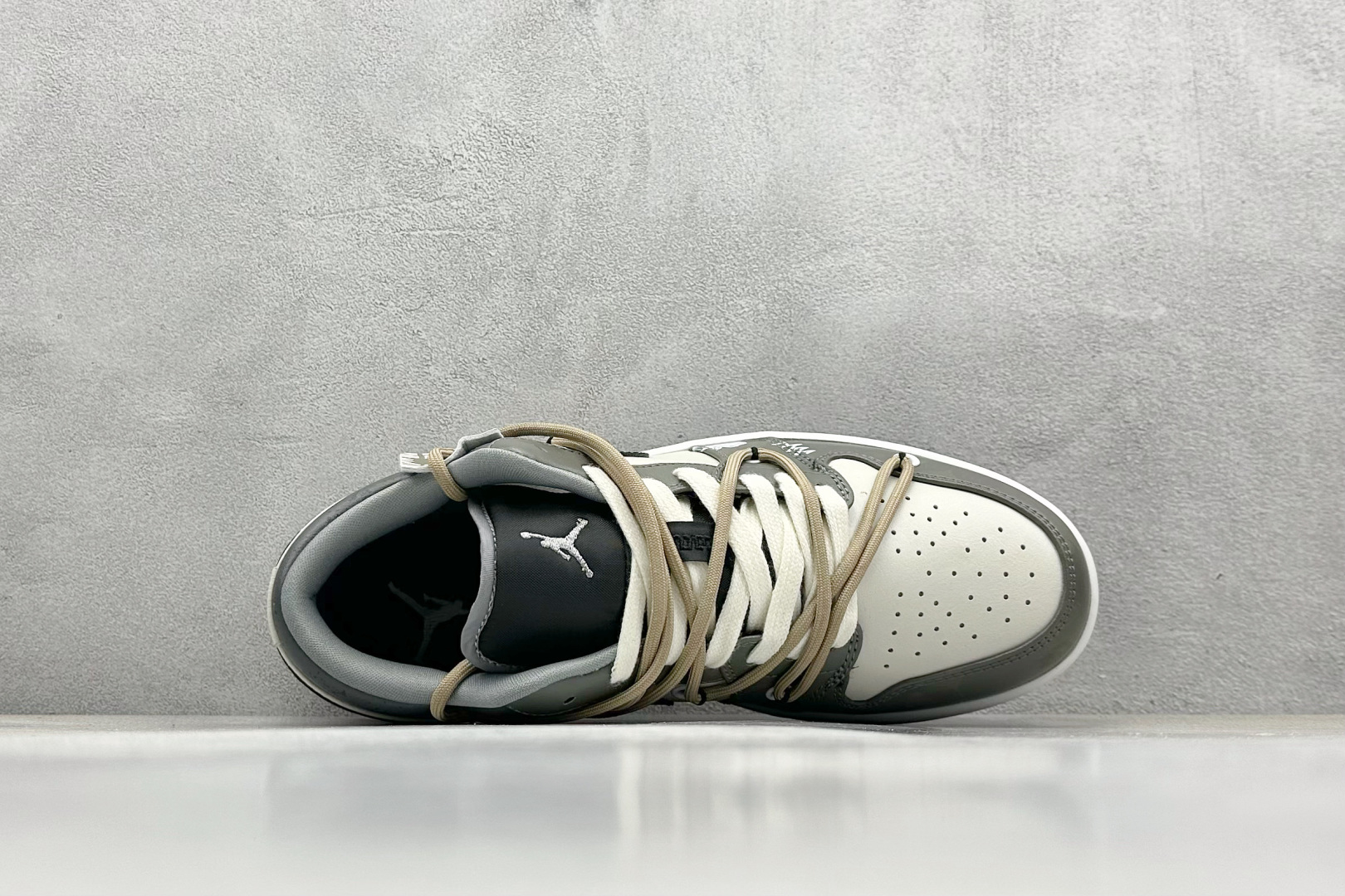  终端放店
FS版 Air Jordan 1 Low 绿叶浮渊 灰白
此款整体围绕熊猫恶作剧丛林穿越主题