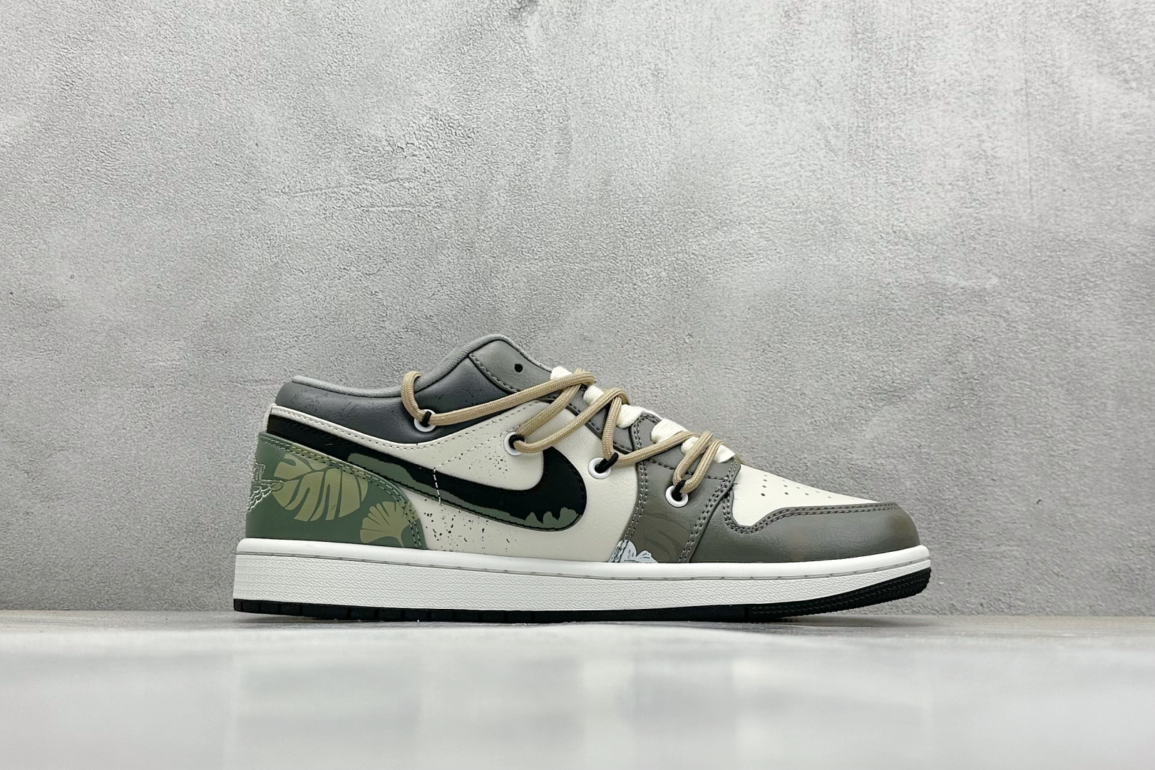  终端放店
FS版 Air Jordan 1 Low 绿叶浮渊 灰白
此款整体围绕熊猫恶作剧丛林穿越主题