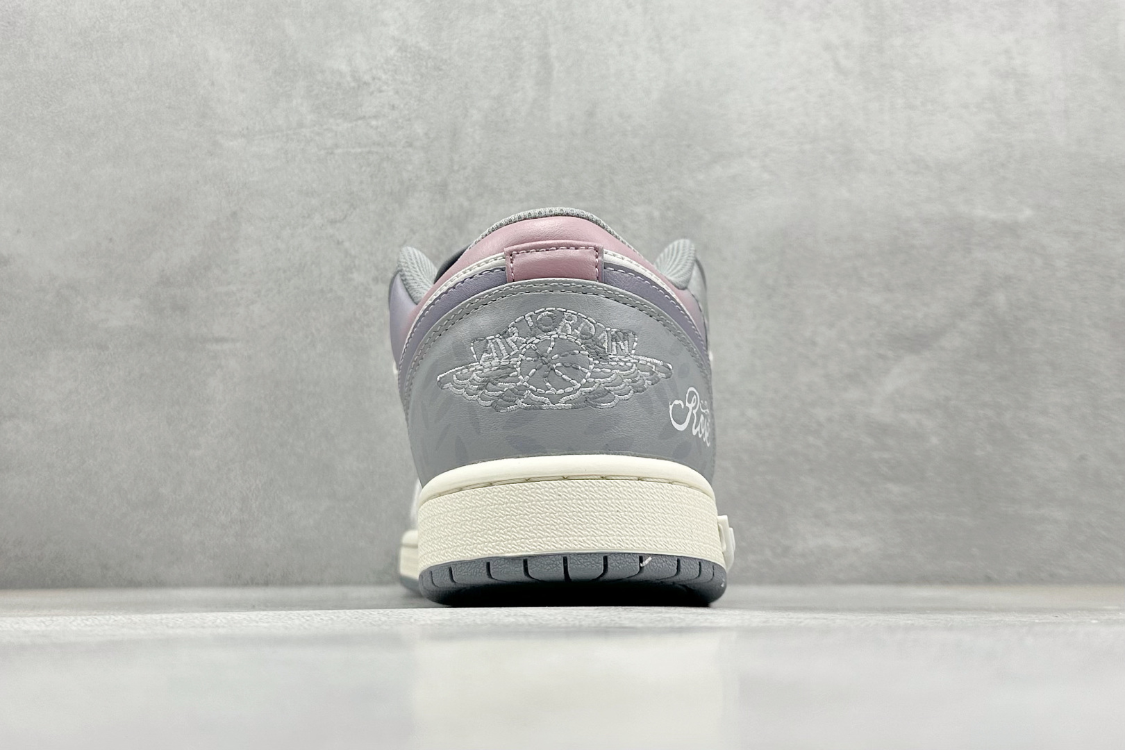  终端放店
FS版 Air Jordan 1 Low 摩登微境
此款整体围绕熊猫恶作剧丛林穿越主题设计，