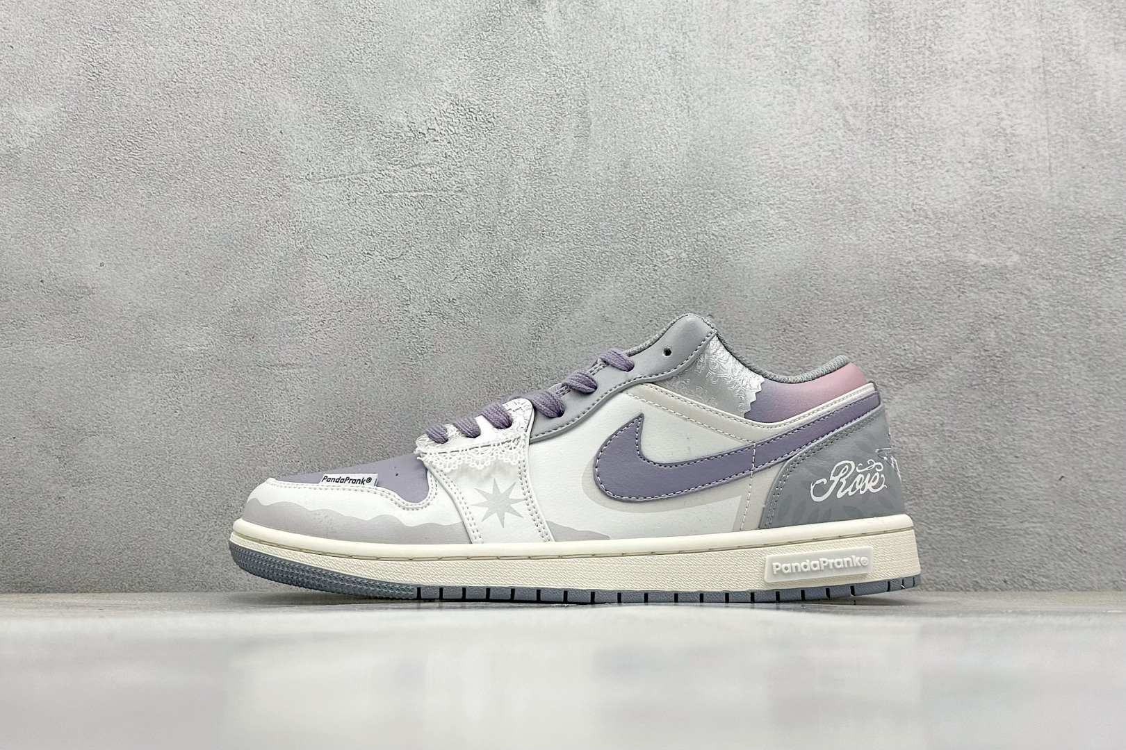  终端放店
FS版 Air Jordan 1 Low 摩登微境
此款整体围绕熊猫恶作剧丛林穿越主题设计，