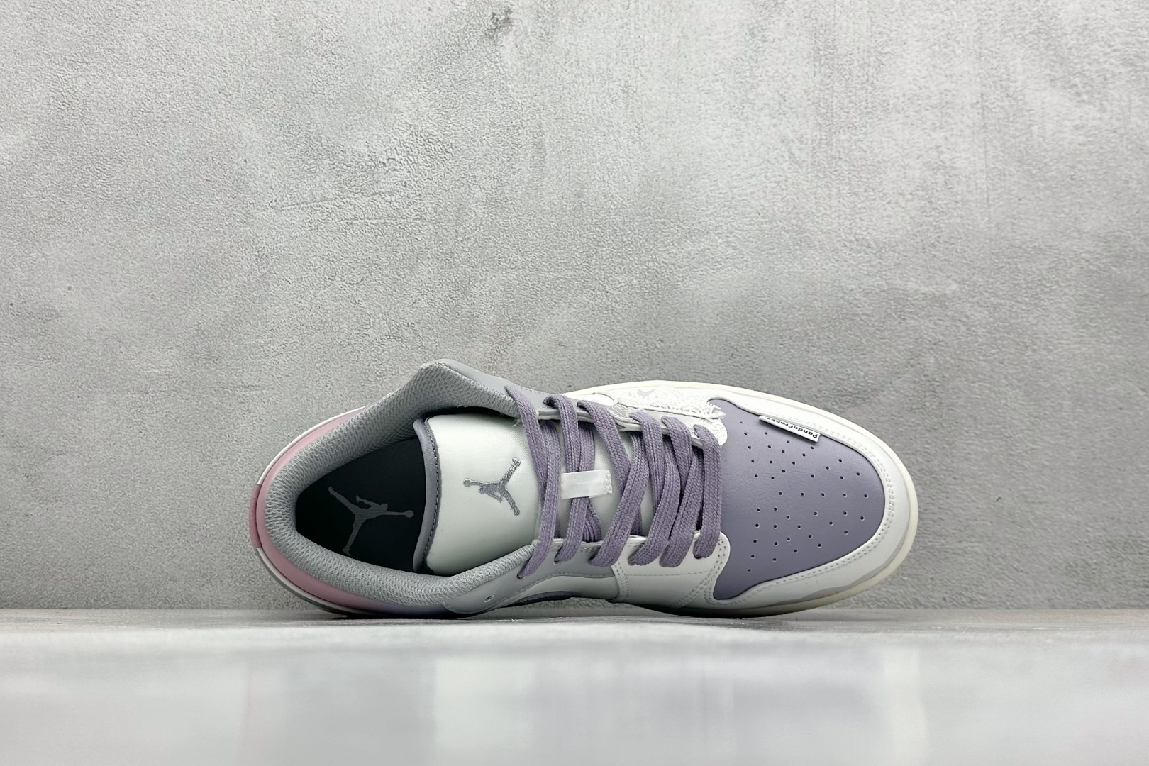  终端放店
FS版 Air Jordan 1 Low 摩登微境
此款整体围绕熊猫恶作剧丛林穿越主题设计，