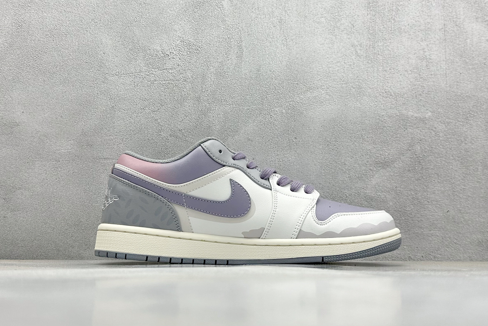  终端放店
FS版 Air Jordan 1 Low 摩登微境
此款整体围绕熊猫恶作剧丛林穿越主题设计，