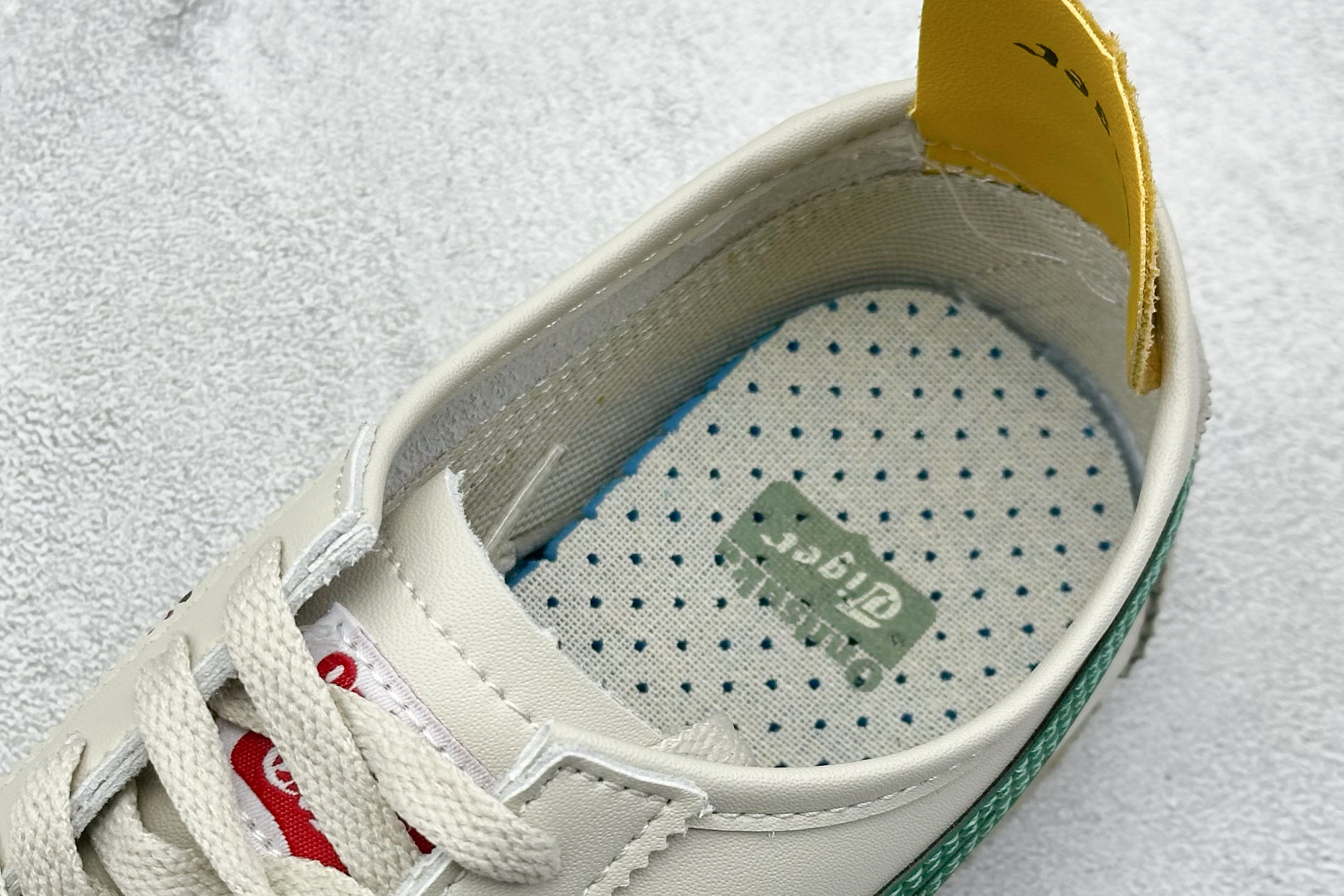 本地120💰 终端放店
SF版 鬼塚虎/Onitsuka Tiger Mexico 66®经典墨西哥系列低帮复古经典百搭休闲皮革慢跑鞋

编码：23