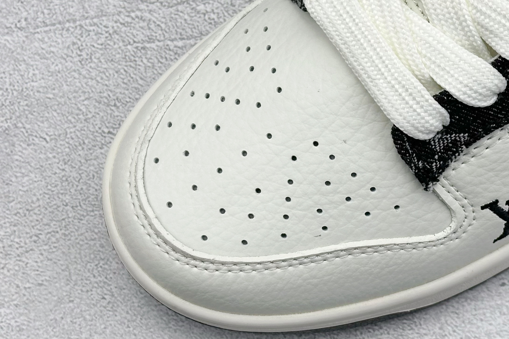 本地220💰 终端放店
XC版 Nk SB Dunk Low LV联名-米黑牛仔插花 周年高端定制 低帮休闲板鞋
#定制鞋盒 大厂纯原品质出货 超高清洁度 皮料切割干净无任何毛边 细节完美
货号:XB3802-358
尺码:36 36.5 37.5 38 38.5 39 40 40.5 41 42 42.5 43 44 44.5 45
编码:32