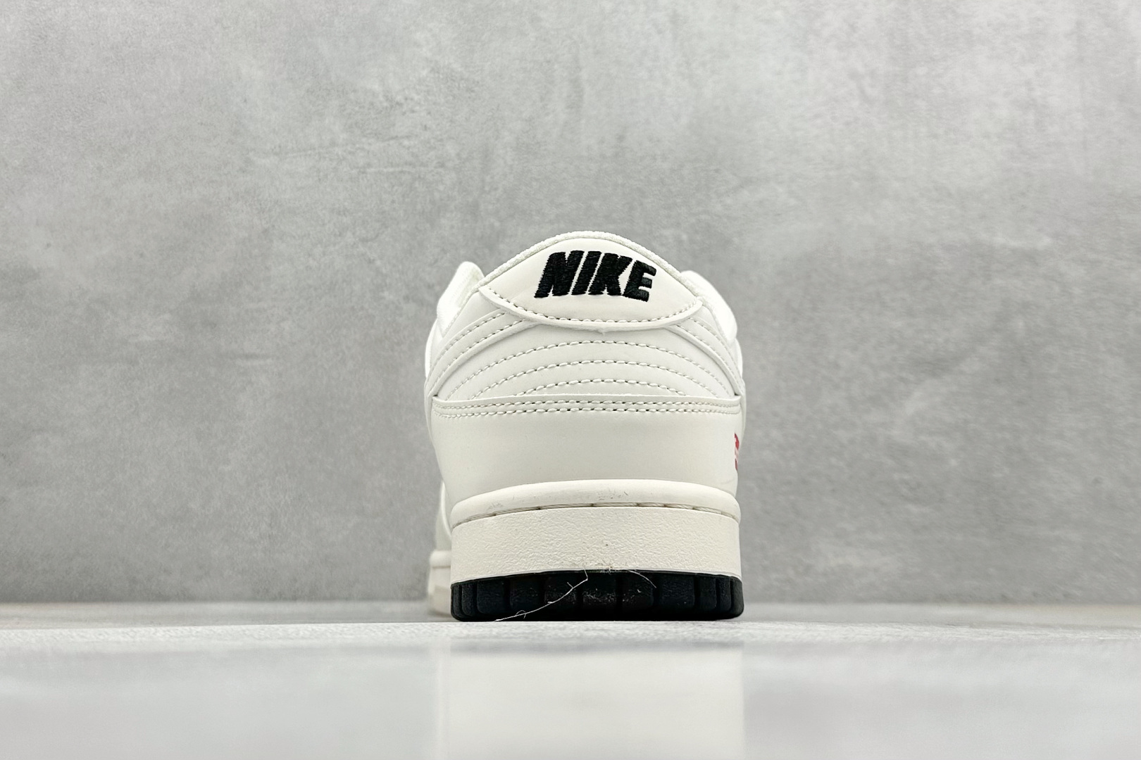 终端放店
XC版 Nike SB Dunk Low“ Supreme联名——双勾双拼”  周年高端定制