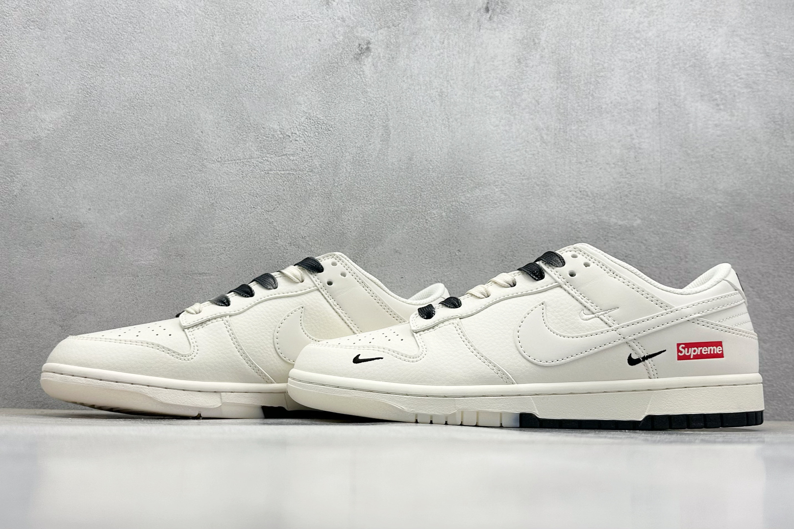  终端放店
XC版 Nike SB Dunk Low“ Supreme联名——双勾双拼”  周年高端定制