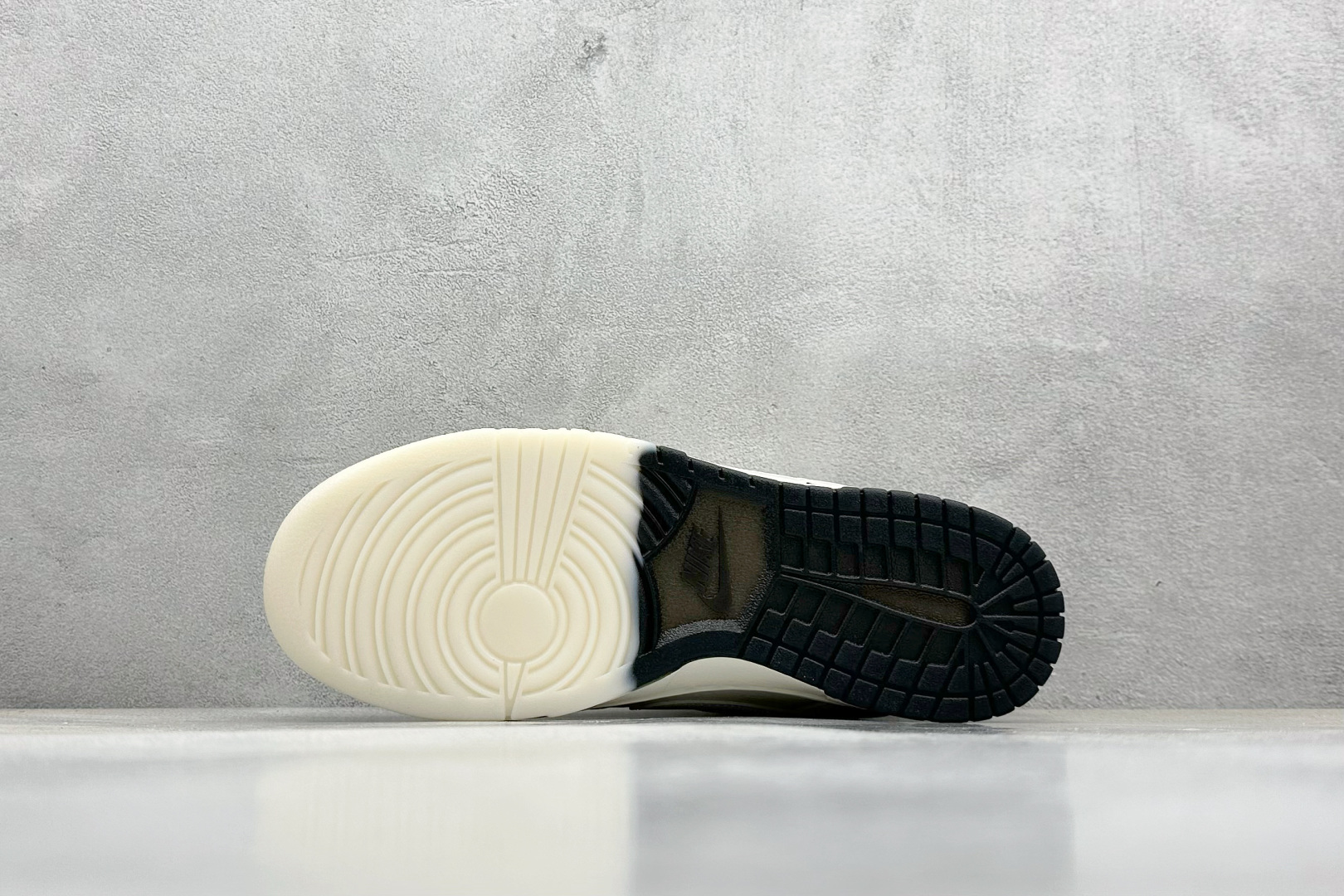  终端放店
XC版 Nike SB Dunk Low“ Supreme联名——双勾双拼”  周年高端定制