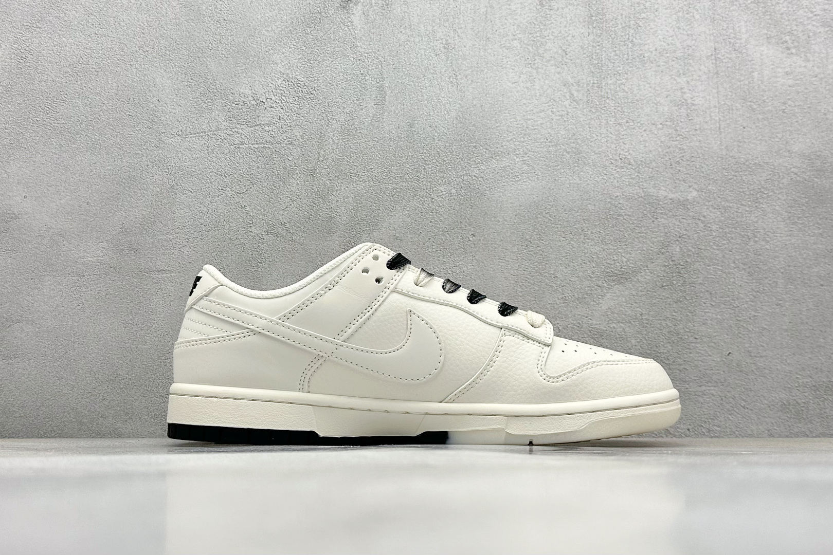  终端放店
XC版 Nike SB Dunk Low“ Supreme联名——双勾双拼”  周年高端定制