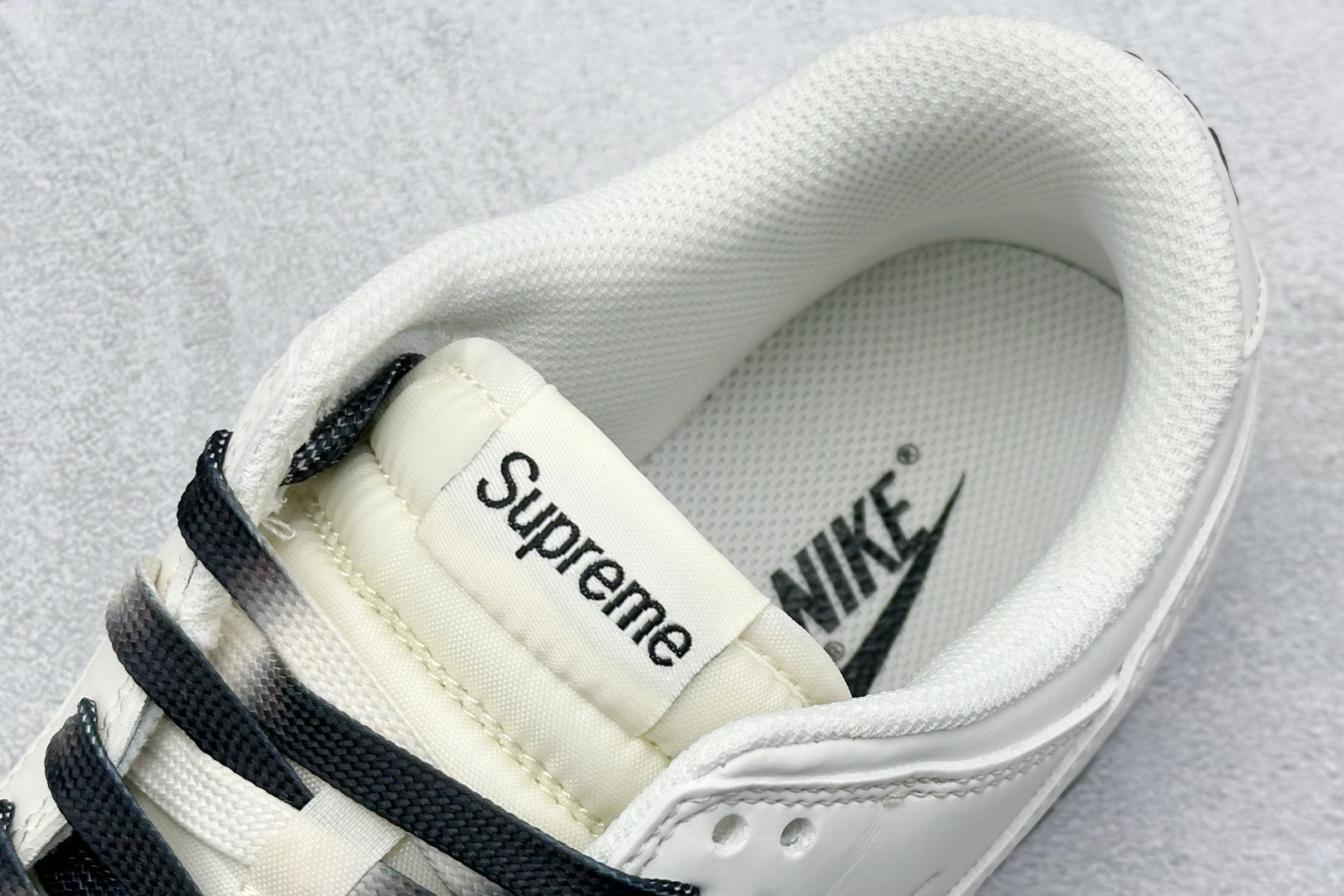  终端放店
XC版 Nike SB Dunk Low“ Supreme联名——双勾双拼”  周年高端定制