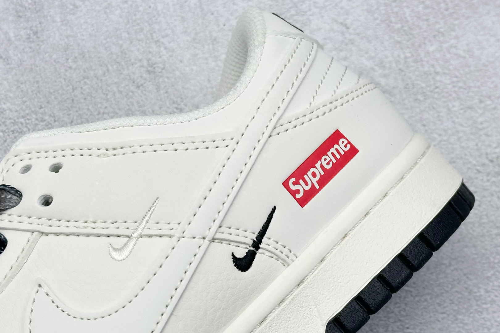  终端放店
XC版 Nike SB Dunk Low“ Supreme联名——双勾双拼”  周年高端定制