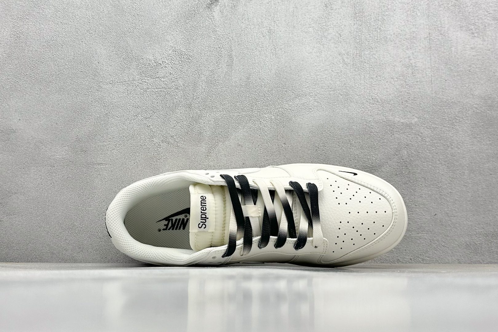  终端放店
XC版 Nike SB Dunk Low“ Supreme联名——双勾双拼”  周年高端定制