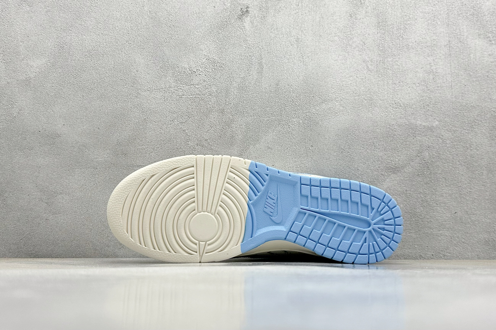  终端放店
XC版 Nike SB Dunk Low 斯图西联名 立体天蓝勾 周年高端定制 低帮休闲板鞋