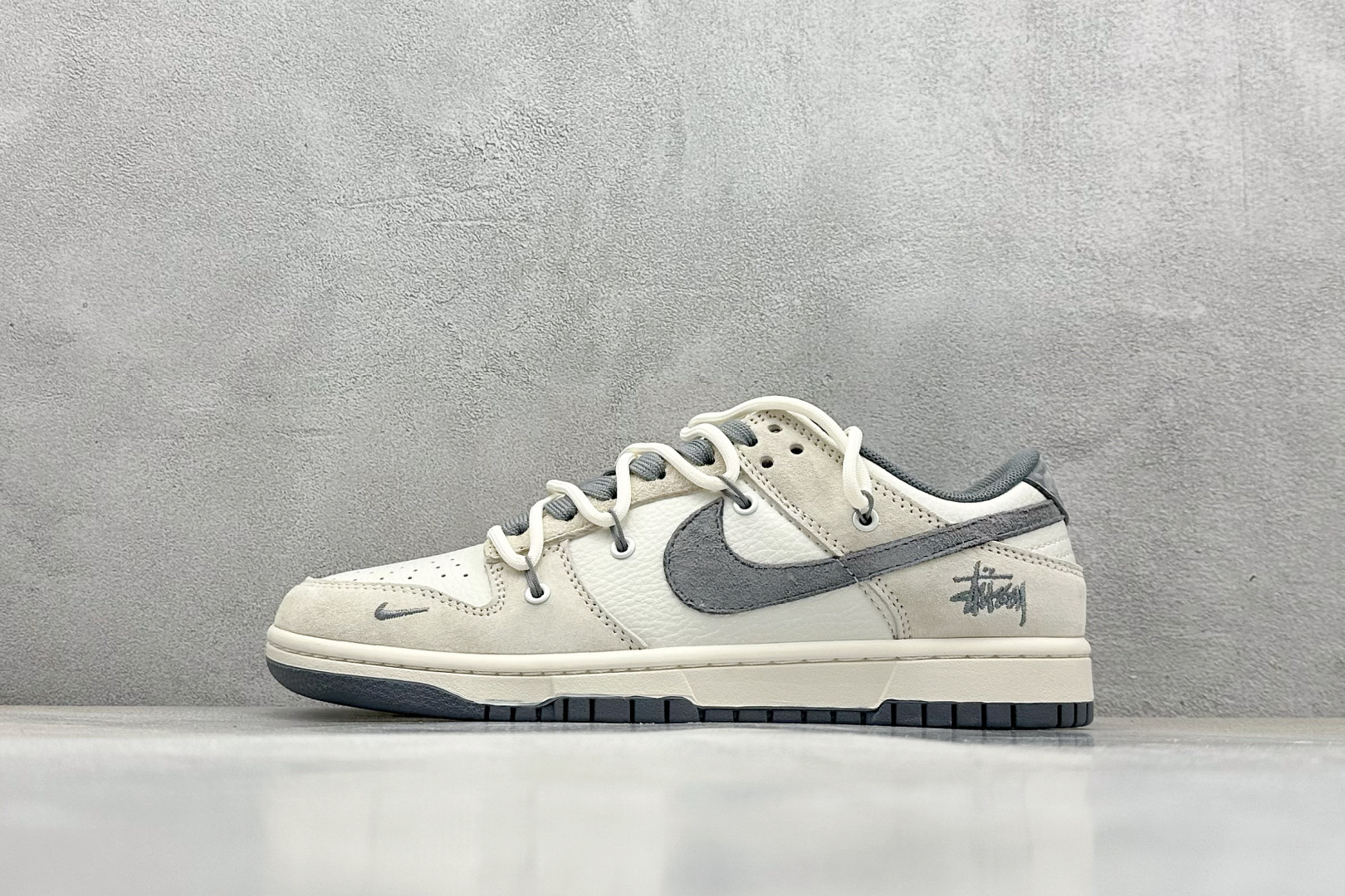  终端放店
XC版 Nike SB Dunk Low 斯图西系列 绑带猪八灰勾 周年高端定制 低帮休闲板