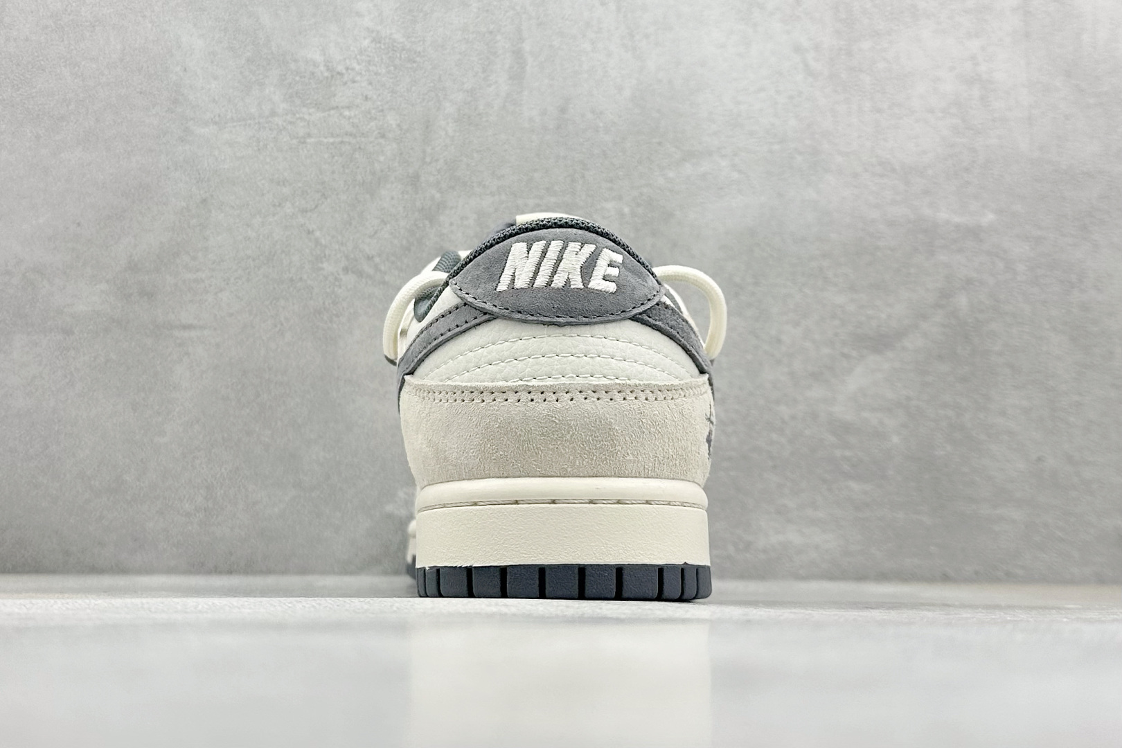  终端放店
XC版 Nike SB Dunk Low 斯图西系列 绑带猪八灰勾 周年高端定制 低帮休闲板