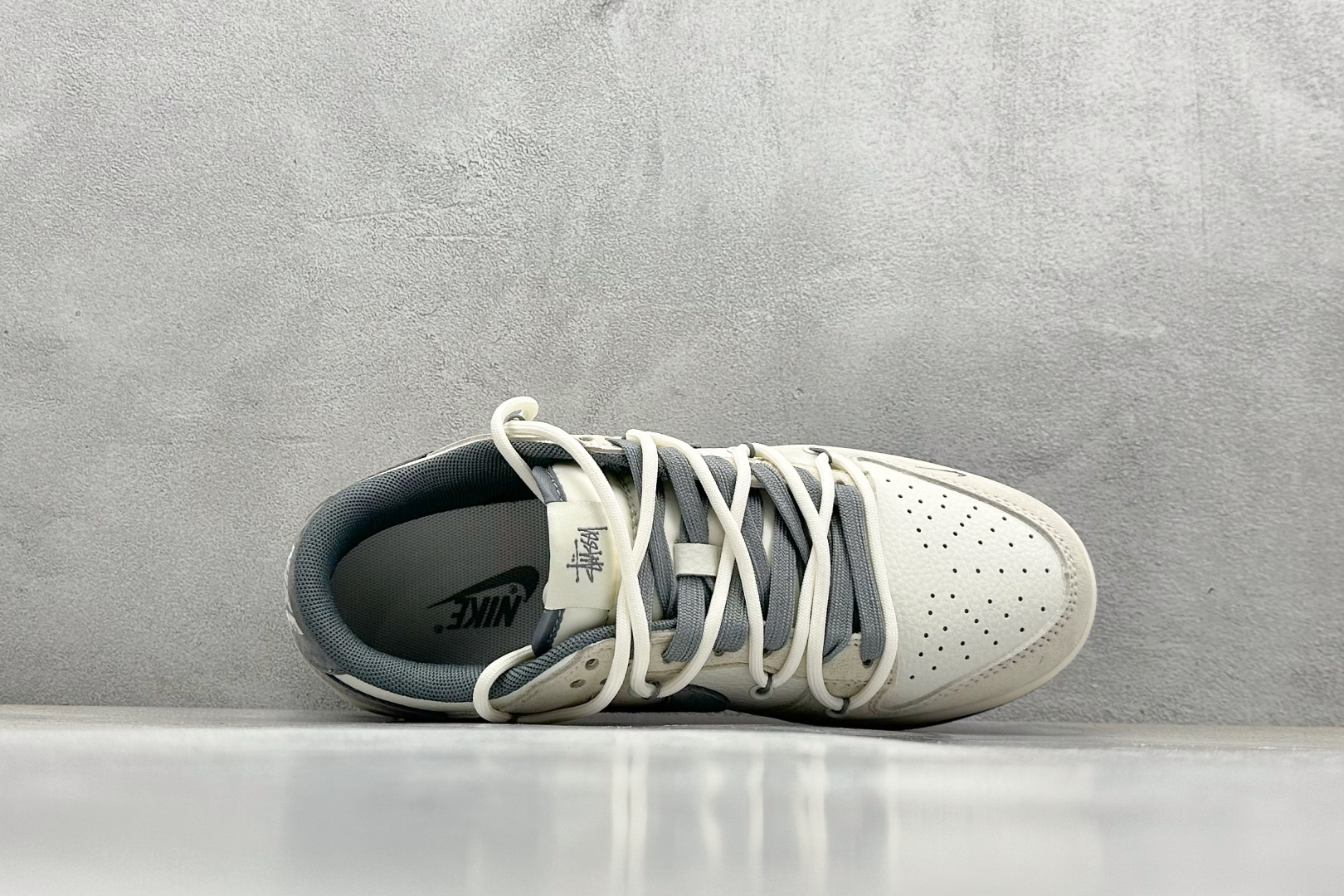  终端放店
XC版 Nike SB Dunk Low 斯图西系列 绑带猪八灰勾 周年高端定制 低帮休闲板