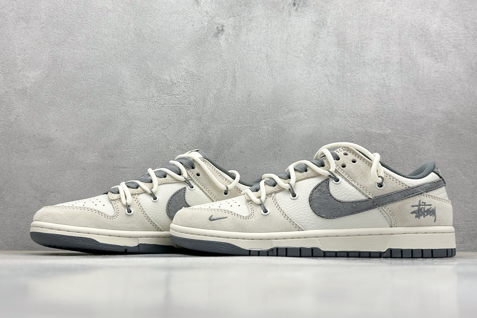  终端放店
XC版 Nike SB Dunk Low 斯图西系列 绑带猪八灰勾 周年高端定制 低帮休闲板