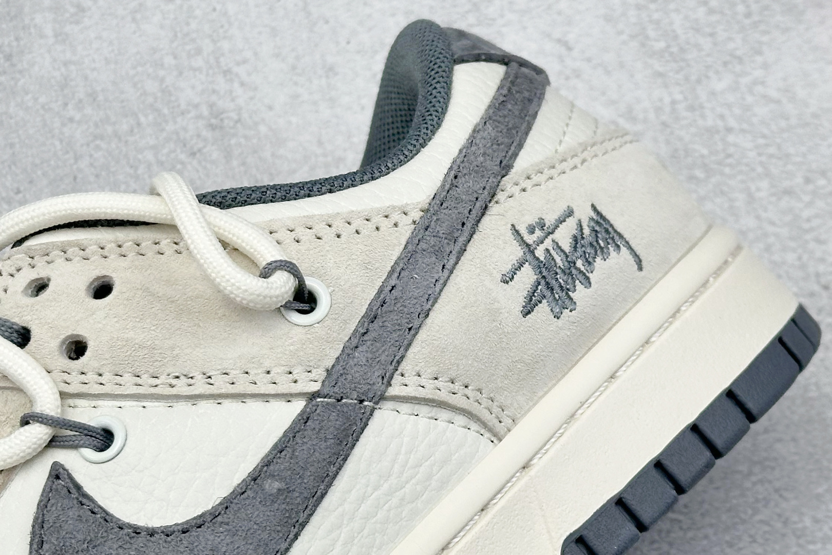  终端放店
XC版 Nike SB Dunk Low 斯图西系列 绑带猪八灰勾 周年高端定制 低帮休闲板