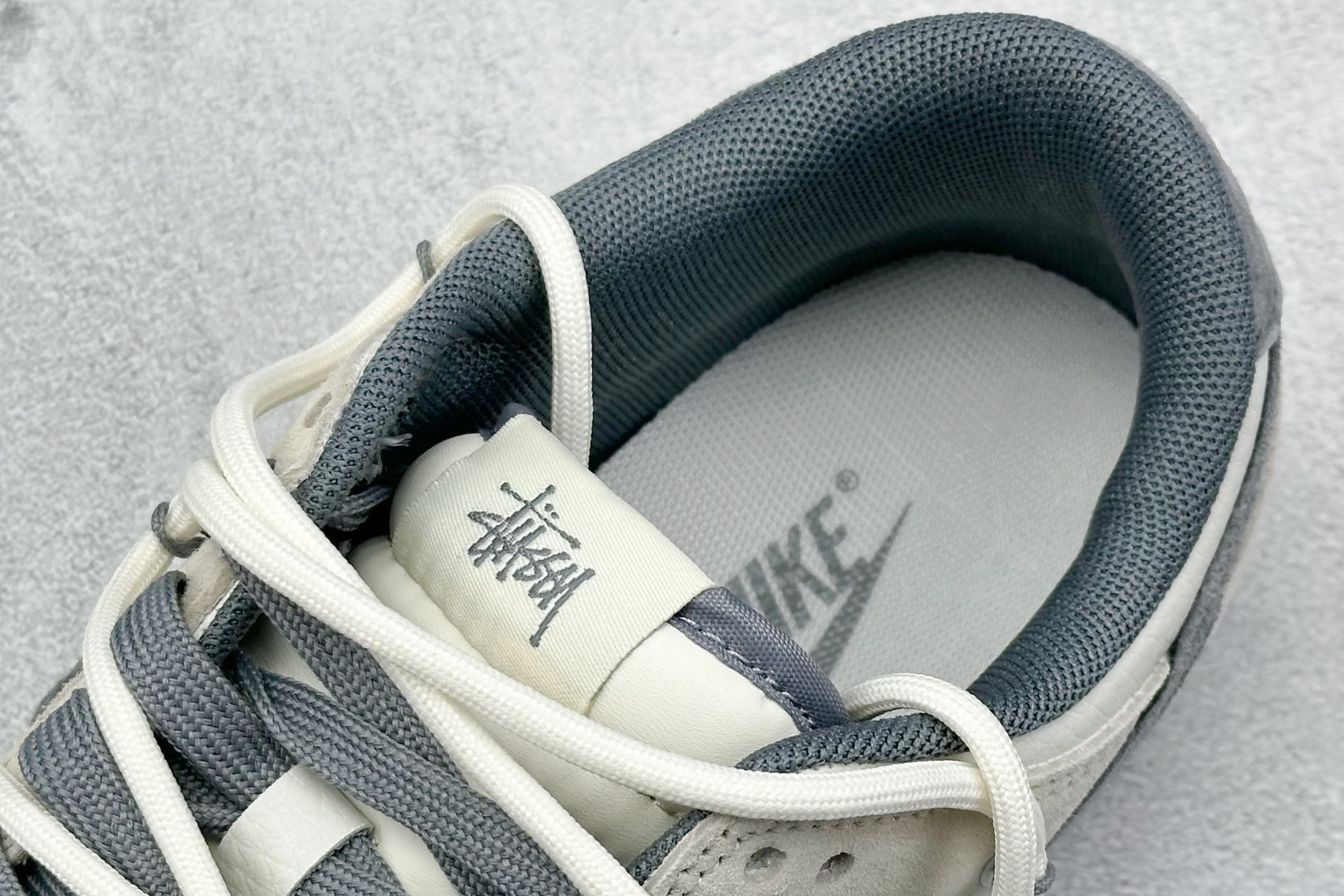 终端放店
XC版 Nike SB Dunk Low 斯图西系列 绑带猪八灰勾 周年高端定制 低帮休闲板