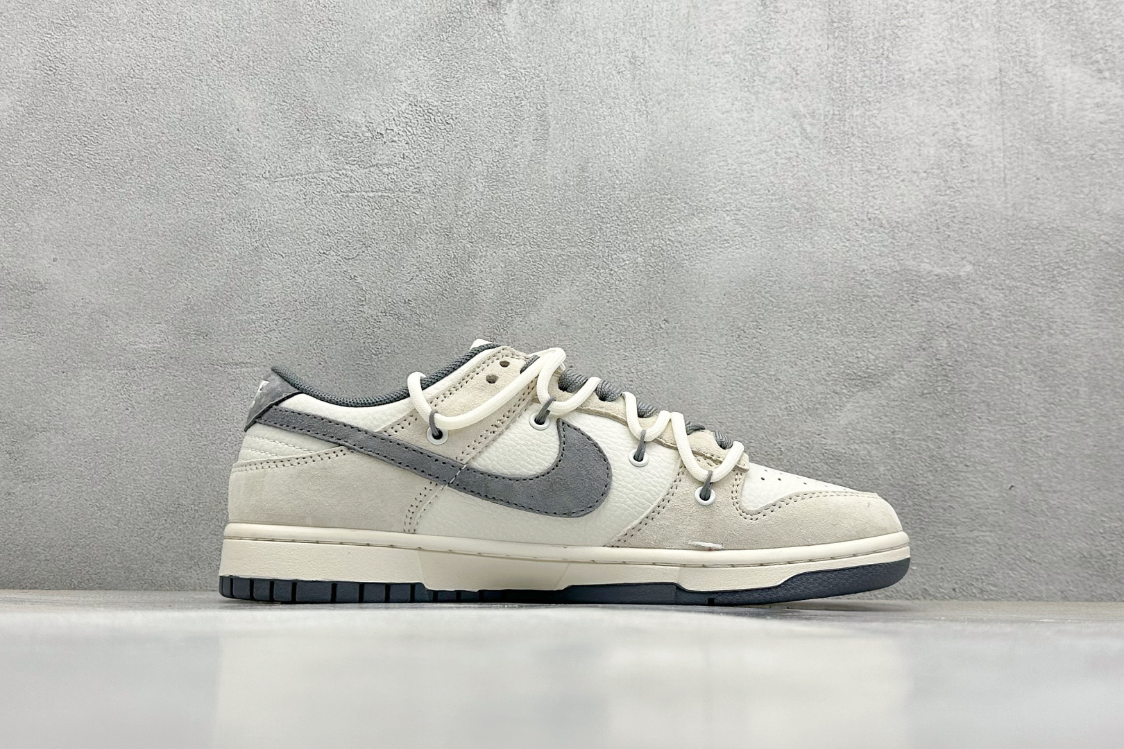  终端放店
XC版 Nike SB Dunk Low 斯图西系列 绑带猪八灰勾 周年高端定制 低帮休闲板
